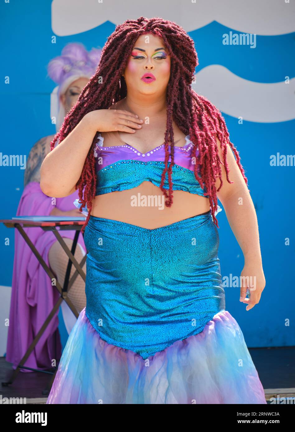 Drag Queen elle Noir dans le rôle d'Ariel dans le numéro de Drag Show performance on Halifax Boardwalk, septembre 2023 Banque D'Images