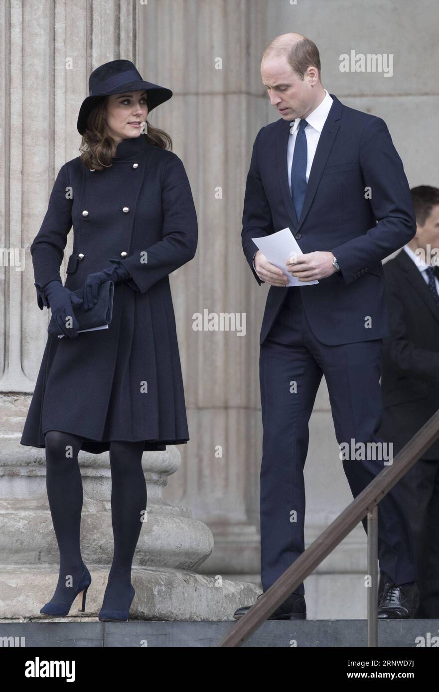 (171214) -- LONDRES, 14 déc. 2017 () -- le prince William et son épouse Catherine quittent le service commémoratif national de la tour Grenfell à St. Cathédrale de Paul à Londres, Grande-Bretagne, le 14 décembre 2017. Un grand service commémoratif a eu lieu jeudi ici pour les victimes de l'incendie de la tour Grenfell qui a fait 71 morts le 14 juin. () -UK OUT- BRITAIN-LONDON-GRENFELL TOWER-NATIONAL MEMORIAL SERVICE XINHUA PUBLICATIONXNOTXINXCHN Banque D'Images