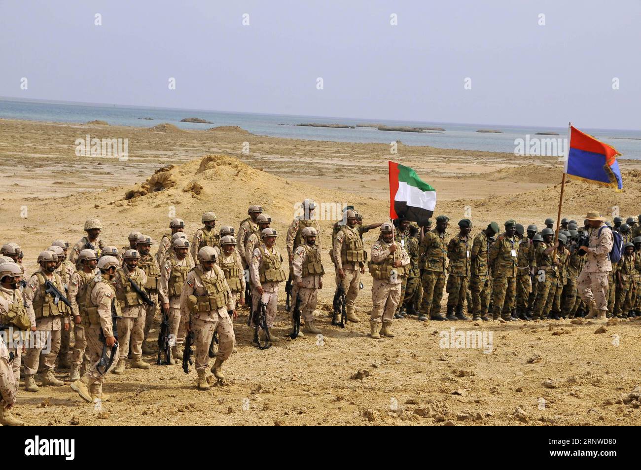 (171214) -- FIJAB (SOUDAN), 14 déc. 2017 -- des soldats du Soudan et des Émirats arabes Unis (eau) participent à un exercice militaire conjoint à Fijab, dans l'est du Soudan, le 14 décembre 2017. Jeudi, les armées du Soudan et des Émirats arabes Unis (eau) ont conclu un exercice militaire conjoint ici jeudi. L'exercice d'une semaine, baptisé Coasts Heroes 1, comprenait des projets d'entraînement en sécurité côtière, la mise en œuvre de systèmes d'entraînement et de théories de combat, l'entraînement d'armes modernes et sophistiquées ainsi que des manœuvres tactiques. SOUDAN-FIJAB-EAU-EXERCICE MILITAIRE CONJOINT-CONCLUSION MOHAMEDXKHIDIR PUBLICATIONXNOTXINXCH Banque D'Images