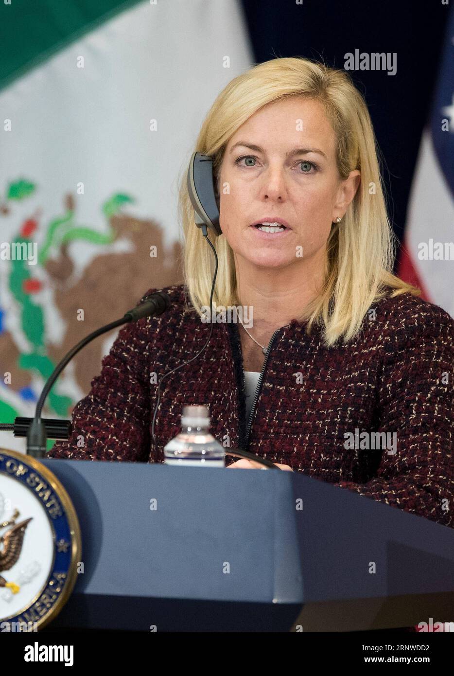 (171215) -- WASHINGTON D.C., le 15 décembre 2017 -- Kirstjen Nielsen, secrétaire américaine à la sécurité intérieure, prend la parole lors d'une conférence de presse à Washington D.C., aux États-Unis, le 14 décembre 2017. Les hauts fonctionnaires américains et mexicains se sont réunis ici jeudi pour discuter des stratégies visant à réprimer les organisations criminelles transnationales (TCO) et le flux de drogues illicites avec des efforts conjoints. (djj) U.S.-WASHINGTON D.C.-MEXICO-DRUG-COOPERATION TingxShen PUBLICATIONxNOTxINxCHN Banque D'Images