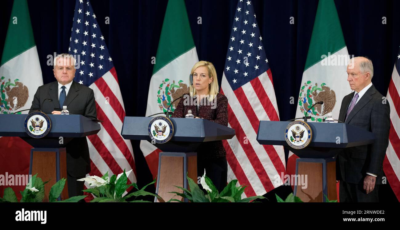 (171215) -- WASHINGTON D.C., le 15 décembre 2017 -- le sous-secrétaire d'État américain John Sullivan (à gauche), la secrétaire américaine à la sécurité intérieure Kirstjen Nielsen (à droite) et le procureur général américain Jeff sessions assistent à une conférence de presse à Washington D.C., aux États-Unis, le 14 décembre 2017. Les hauts fonctionnaires américains et mexicains se sont réunis ici jeudi pour discuter des stratégies visant à réprimer les organisations criminelles transnationales (TCO) et le flux de drogues illicites avec des efforts conjoints. (djj) U.S.-WASHINGTON D.C.-MEXICO-DRUG-COOPERATION TingxShen PUBLICATIONxNOTxINxCHN Banque D'Images