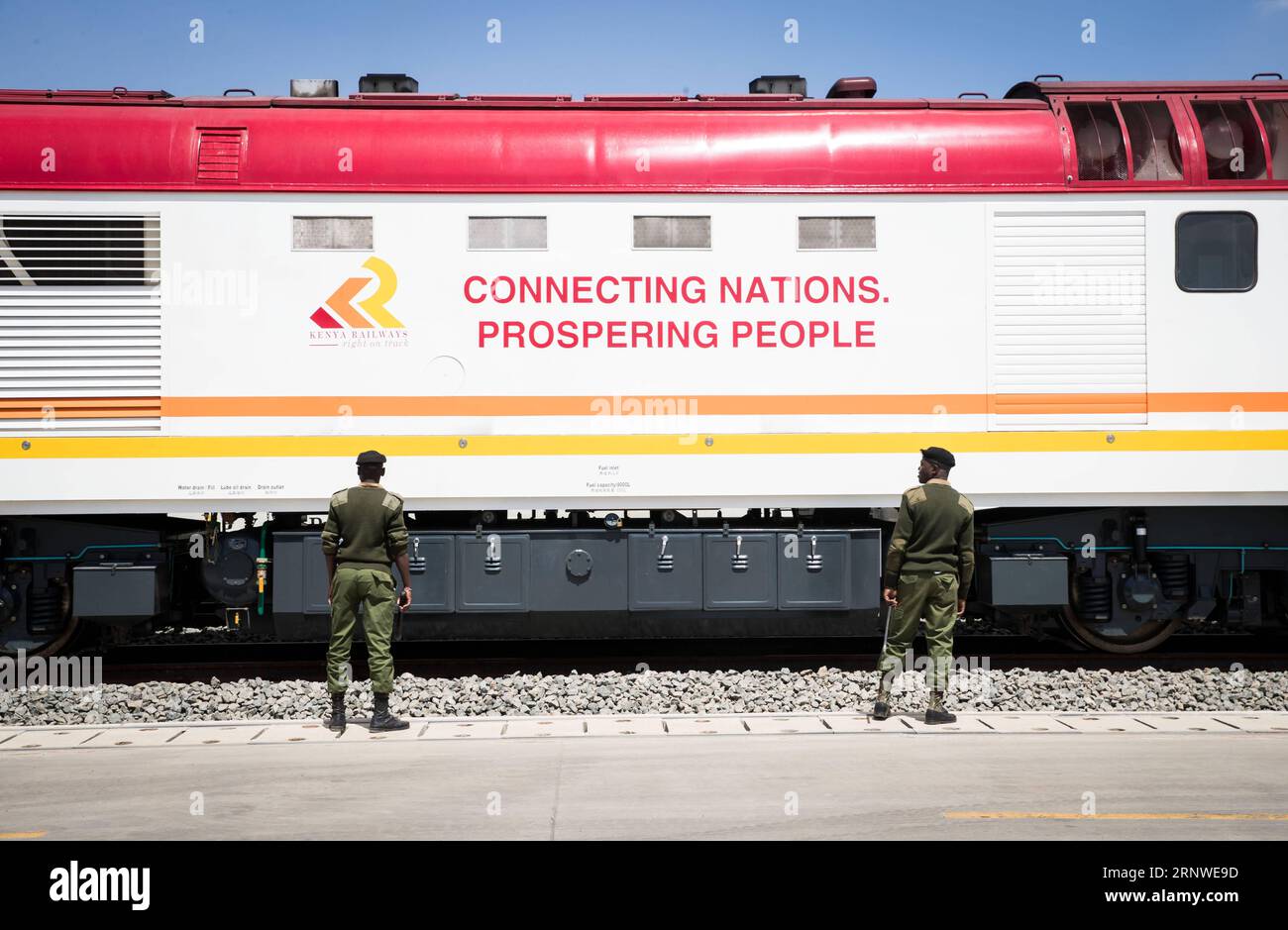 (171216) -- NAIROBI, 16 décembre 2017 -- une photo prise le 16 décembre 2017 montre une locomotive au dépôt intérieur de conteneurs (ICD) amélioré à la périphérie de Nairobi, au Kenya. Le président kenyan Uhuru Kenyatta a lancé samedi le dépôt intérieur de conteneurs (ICD) amélioré à la périphérie de Nairobi pour promouvoir le transport efficace de marchandises en vrac du port de Mombasa vers l'intérieur. KENYA-NAIROBI-INLAND CONTAINER DEPOT-LAUNCH LYUXSHUAI PUBLICATIONXNOTXINXCHN Banque D'Images