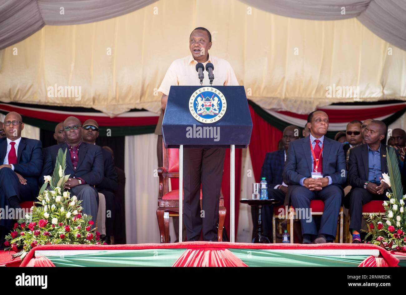 (171216) -- NAIROBI, le 16 décembre 2017 -- le président kenyan Uhuru Kenyatta (Front) prend la parole lors de la cérémonie de lancement du dépôt de conteneurs intérieur amélioré (ICD) à la périphérie de Nairobi, au Kenya, le 16 décembre 2017. Le président kenyan Uhuru Kenyatta a lancé samedi le dépôt intérieur de conteneurs (ICD) amélioré à la périphérie de Nairobi pour promouvoir le transport efficace de marchandises en vrac du port de Mombasa vers l'intérieur. KENYA-NAIROBI-INLAND CONTAINER DEPOT-LAUNCH LYUXSHUAI PUBLICATIONXNOTXINXCHN Banque D'Images