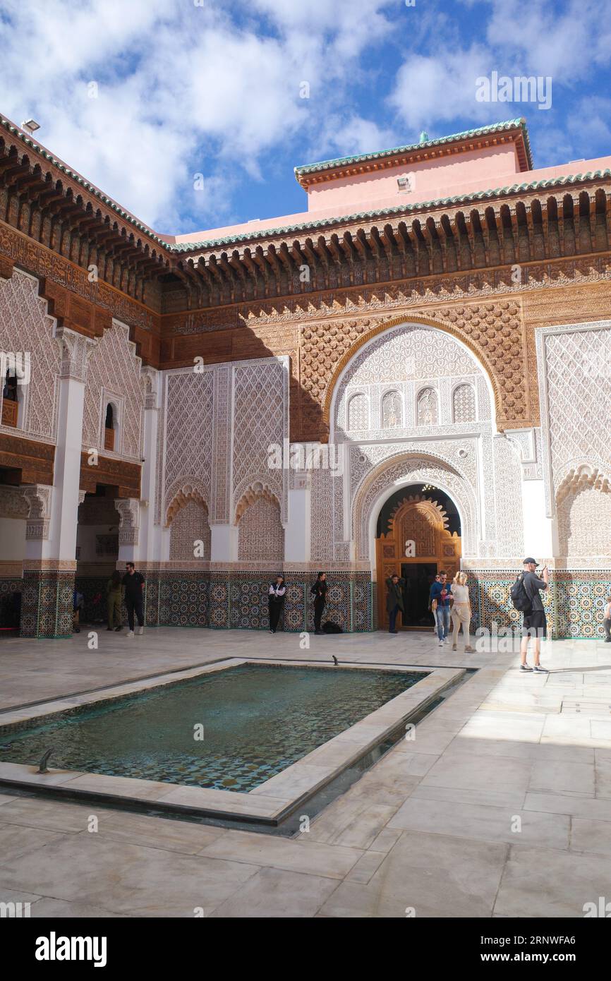 Marrakech, Maroc - 10 février 2023 : beau travail artisanal à l'intérieur de l'école coranique Medersa Ben Youssef à Marrakech Banque D'Images