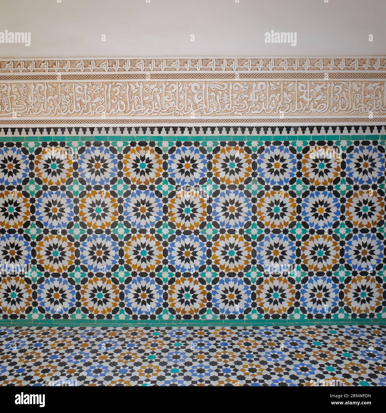 Marrakech, Maroc - 10 février 2023 : beau travail artisanal à l'intérieur de l'école coranique Medersa Ben Youssef à Marrakech Banque D'Images