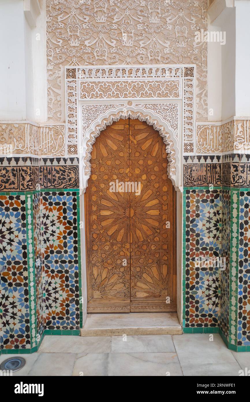 Marrakech, Maroc - 10 février 2023 : beau travail artisanal à l'intérieur de l'école coranique Medersa Ben Youssef à Marrakech Banque D'Images