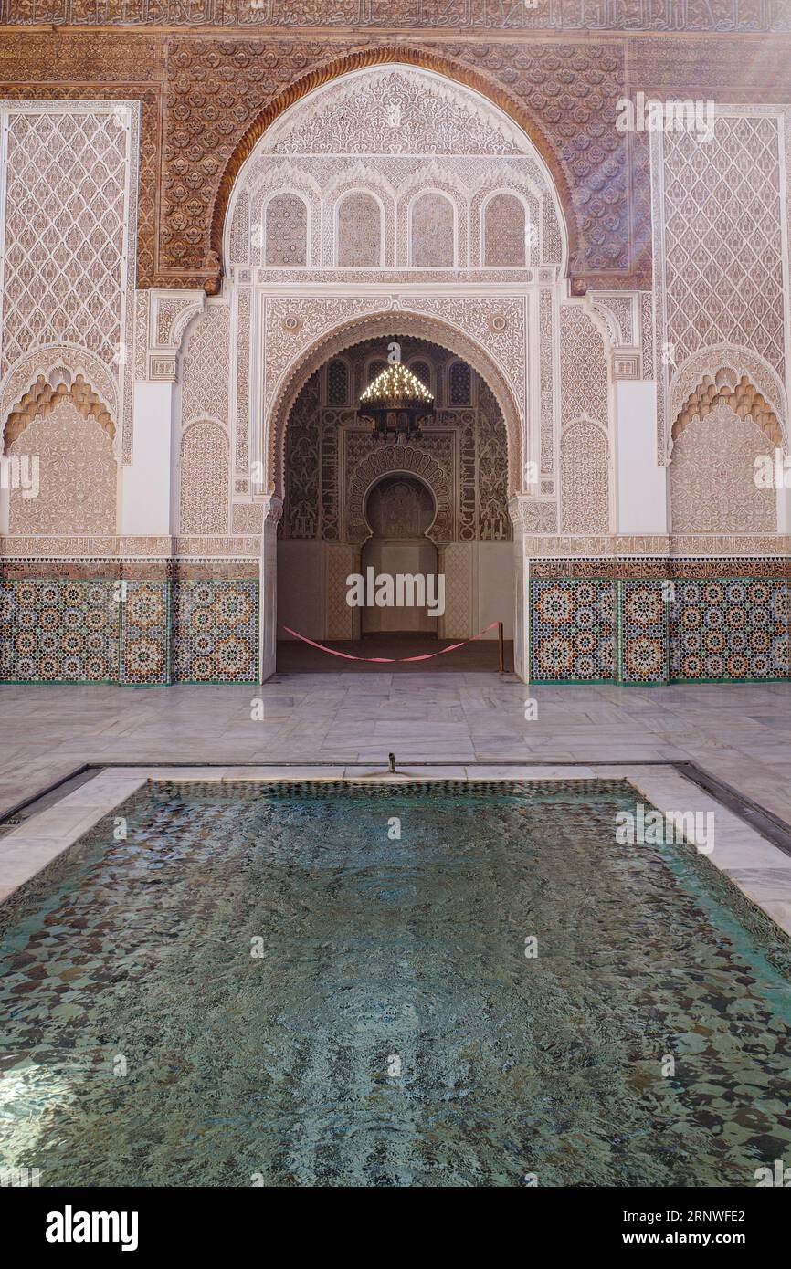 Marrakech, Maroc - 10 février 2023 : beau travail artisanal à l'intérieur de l'école coranique Medersa Ben Youssef à Marrakech Banque D'Images