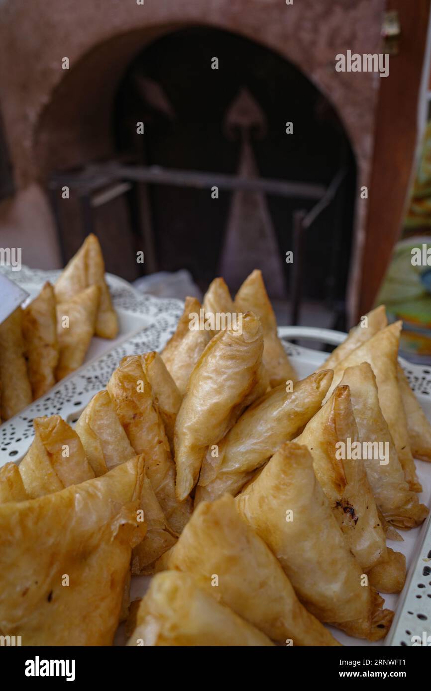 Marrakech, Maroc - 10 février 2023 : samosas frits marocains, un snack de rue populaire, en vente sur le marché de la Médina Banque D'Images