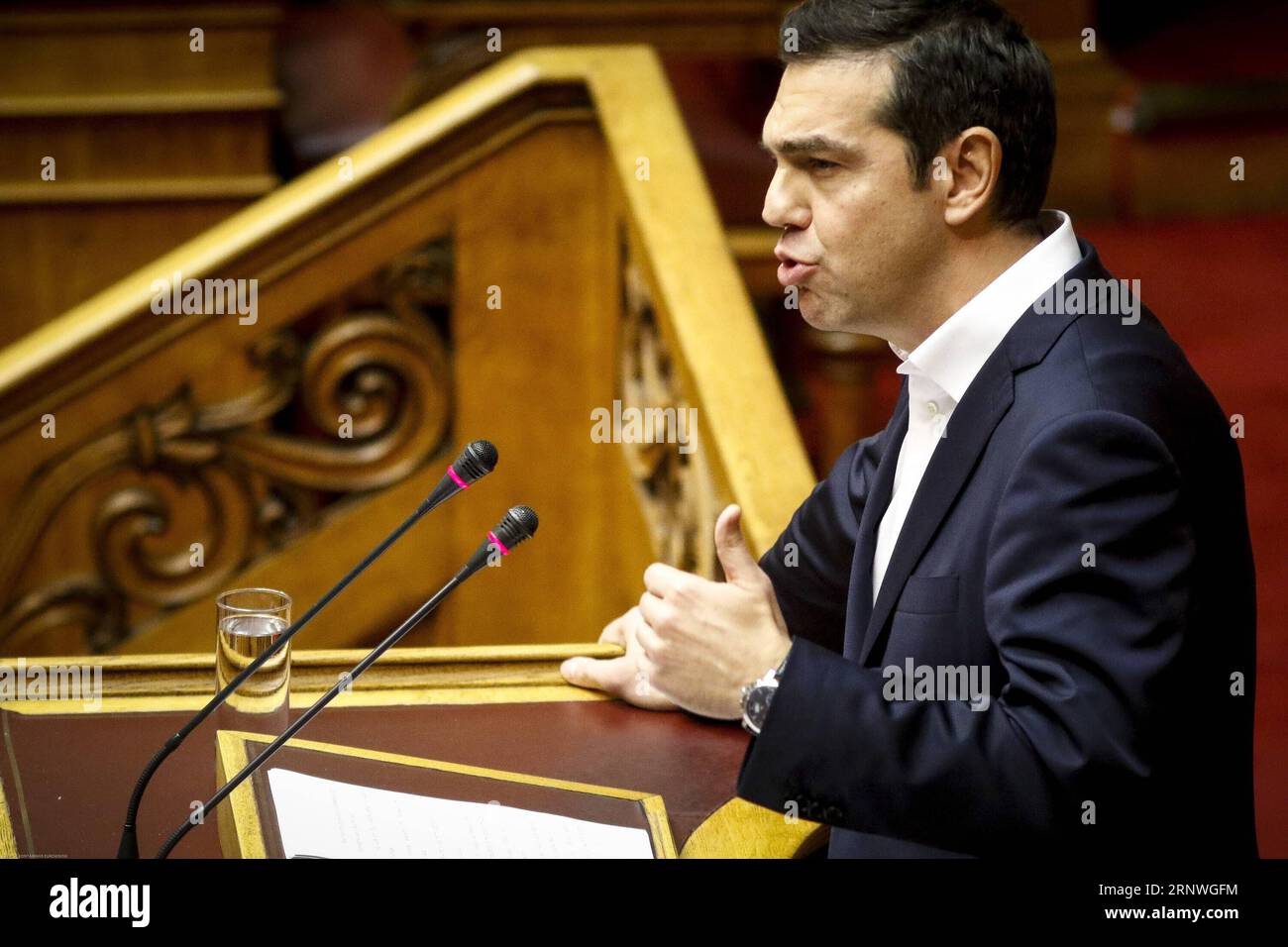 (171220) -- ATHÈNES, le 20 décembre 2017 -- le Premier ministre grec Alexis Tsipras s'adresse aux législateurs lors de la session parlementaire pour le budget de l'État 2018 à Athènes, en Grèce, le 19 décembre 2017. Les législateurs grecs ont ratifié mardi soir le budget de l'État pour 2018. ) (zy) GRÈCE-ATHÈNES-BUDGET DE L'ÉTAT MariosxLolos PUBLICATIONxNOTxINxCHN Banque D'Images