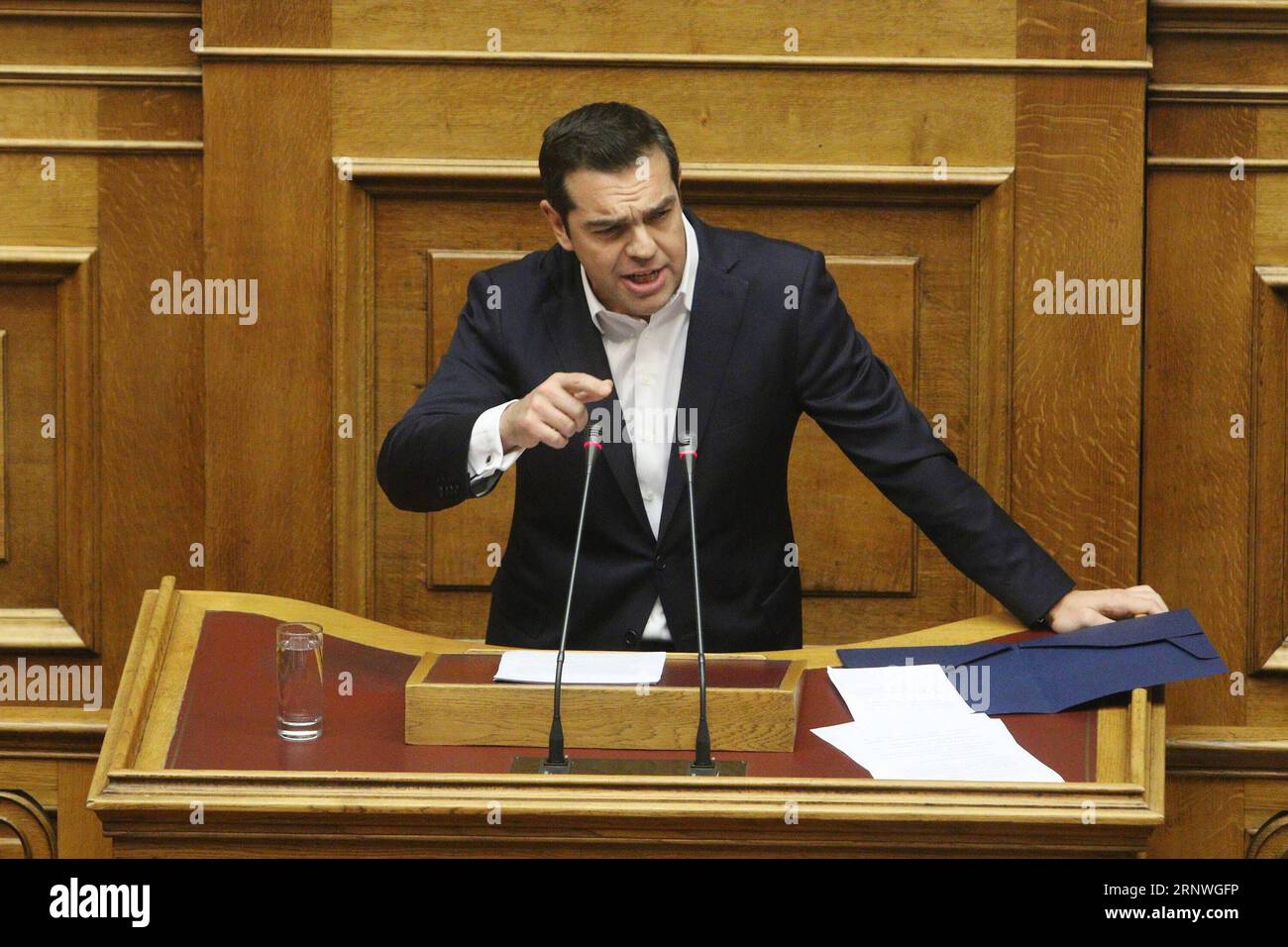 (171220) -- ATHÈNES, le 20 décembre 2017 -- le Premier ministre grec Alexis Tsipras s'adresse aux législateurs lors de la session parlementaire pour le budget de l'État 2018 à Athènes, en Grèce, le 19 décembre 2017. Les législateurs grecs ont ratifié mardi soir le budget de l'État pour 2018. ) (zy) GRÈCE-ATHÈNES-BUDGET DE L'ÉTAT MariosxLolos PUBLICATIONxNOTxINxCHN Banque D'Images