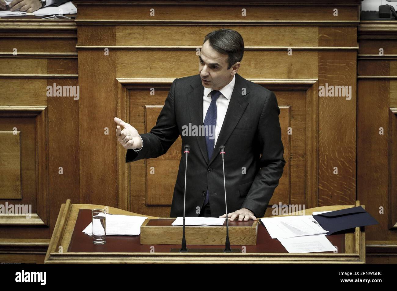 (171220) -- ATHÈNES, 20 décembre 2017 -- Kyriakos Mitsotakis, chef du parti conservateur de la Nouvelle démocratie, dans la principale opposition grecque, s'adresse aux législateurs lors de la session parlementaire pour le budget de l'État 2018 à Athènes, en Grèce, le 19 décembre 2017. Les législateurs grecs ont ratifié mardi soir le budget de l'État pour 2018. ) (zy) GRÈCE-ATHÈNES-BUDGET DE L'ÉTAT MariosxLolos PUBLICATIONxNOTxINxCHN Banque D'Images