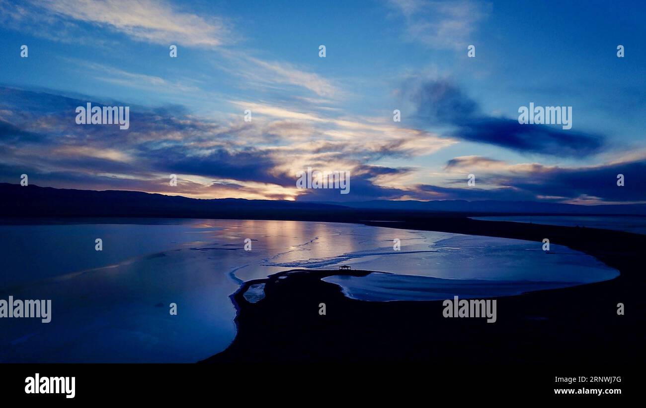 (171222) -- XINING, 22 décembre 2017 -- la photo prise le 21 décembre 2017 montre la lueur du coucher du soleil sur le lac gelé de Qinghai, le plus grand lac intérieur de Chine et le plus grand lac d'eau salée, dans la province du Qinghai du nord-ouest de la Chine. (Ry) CHINA-QINGHAI-QINGHAI LAC-PAYSAGE D'HIVER (CN) JiaxHaiyuan PUBLICATIONxNOTxINxCHN Banque D'Images