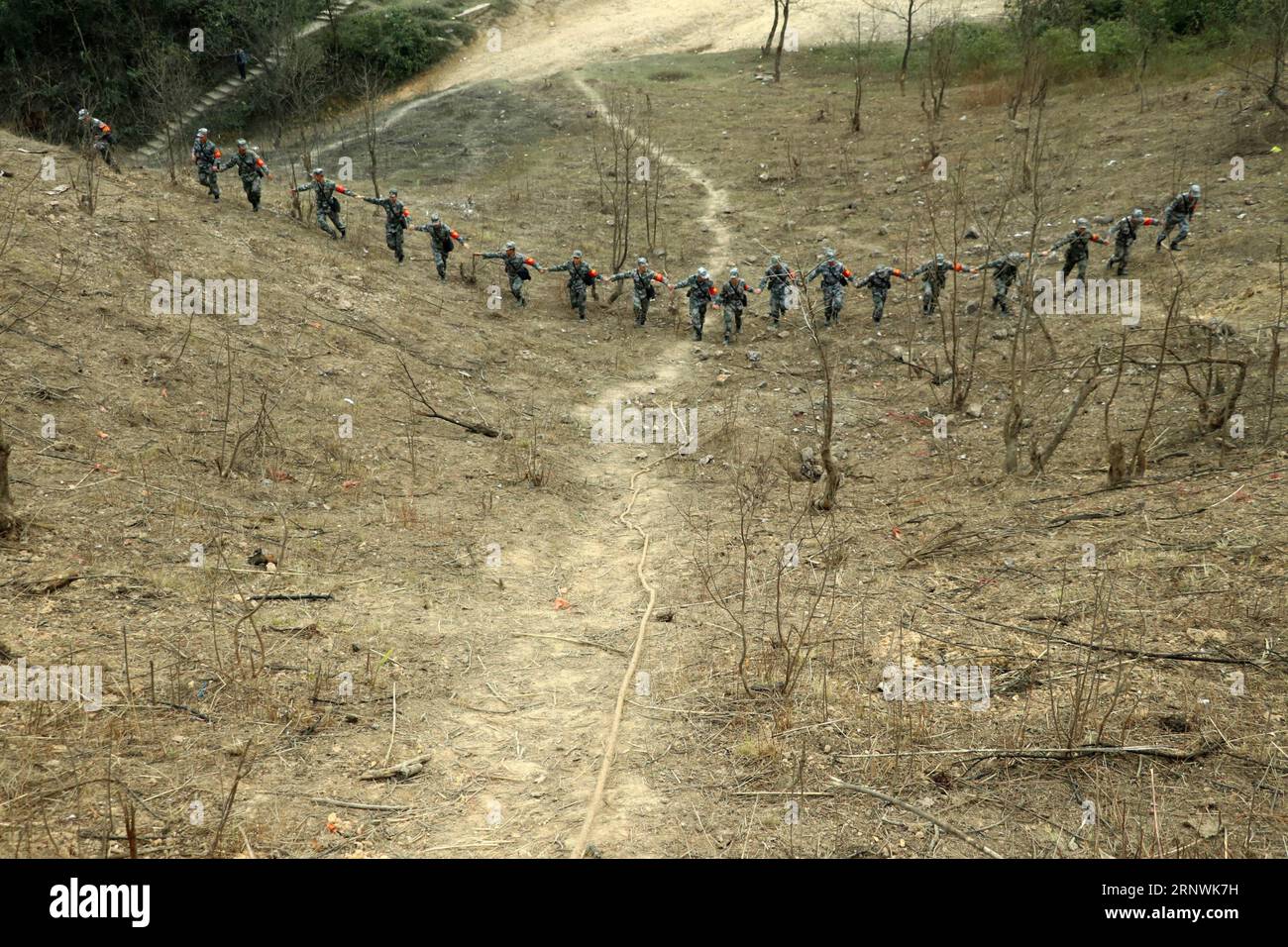 171223 -- JINGXI, le 23 décembre 2017 -- des soldats chinois mènent une mission de déminage dans la section du Guangxi le long de la frontière sino-vietnamienne dans la région autonome de Guangxi Zhuang, dans le sud de la Chine, le 22 décembre 2017. Les soldats chinois ont commencé leur nouvelle mission de balayage de mines terrestres le long de la frontière sino-vietnamienne le 27 novembre 2017, couvrant 2,05 millions de mètres carrés dans 53 sites proches de la frontière du Guangxi. Ry CHINA-GUANGXI-VIETNAM-BORDER-DEMINAGE MISSION CN* GuanxLei PUBLICATIONxNOTxINxCHN Banque D'Images