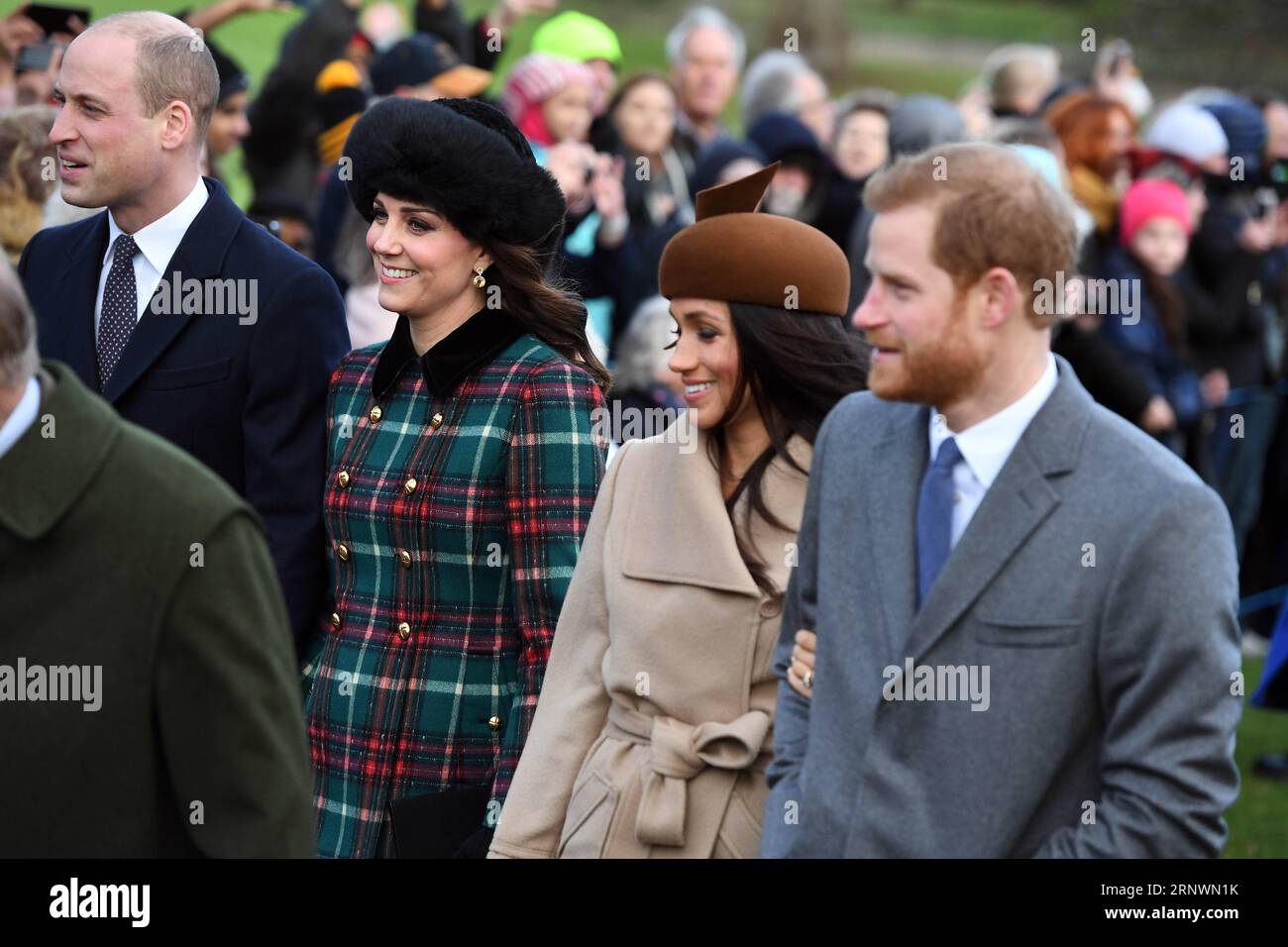 171226 -- SANDRINGHAM GRANDE-BRETAGNE, 26 décembre 2017 -- le prince William 1e L, le duc de Cambridge, son épouse Catherine 2e L, la duchesse de Cambridge, le prince Harry 1e R et Meghan Markle 2e R assistent au service religieux le jour de Noël à l'église Sainte-Marie-Madeleine à Sandringham, en Grande-Bretagne, le 25 décembre 2017. - - GRANDE-BRETAGNE-SANDRINGHAM-ROYAL-JOUR DE NOËL SERVICE RELIGIEUX UKXOUT PUBLICATIONXNOTXINXCHN Banque D'Images