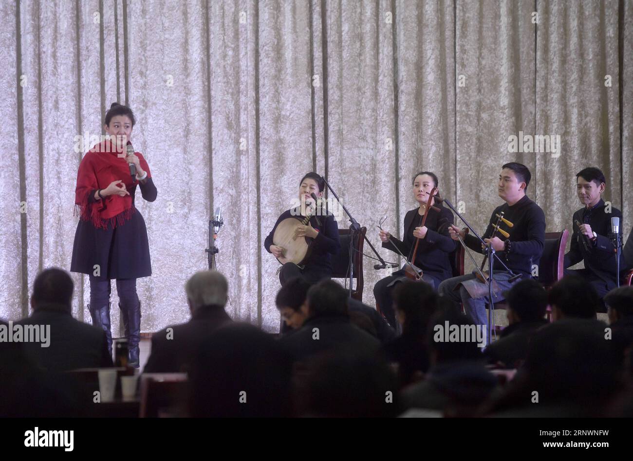 (171227) -- FENGYANG, 27 décembre 2017 -- Gong Lijuan, artiste de la Compagnie nationale de l'Opéra de Pékin, se produit dans le village de Xiaogang, dans la province d'Anhui, dans l'est de la Chine, le 26 décembre 2017. La Compagnie nationale de l'Opéra a organisé mardi une représentation de gratitude aux gens du village de Xiaogang. Xiaogang est connu comme le berceau de la réforme rurale de la Chine depuis 1978, lorsque les villageois ont risqué d adopter un système de responsabilité contractuelle des ménages, qui confiait la gestion et la production des terres agricoles publiques à des ménages individuels par le biais de contrats à long terme. (lx) CHINA-ANHUI-PERFORMANCE(CN) JinxLiangkuai PUBLICA Banque D'Images