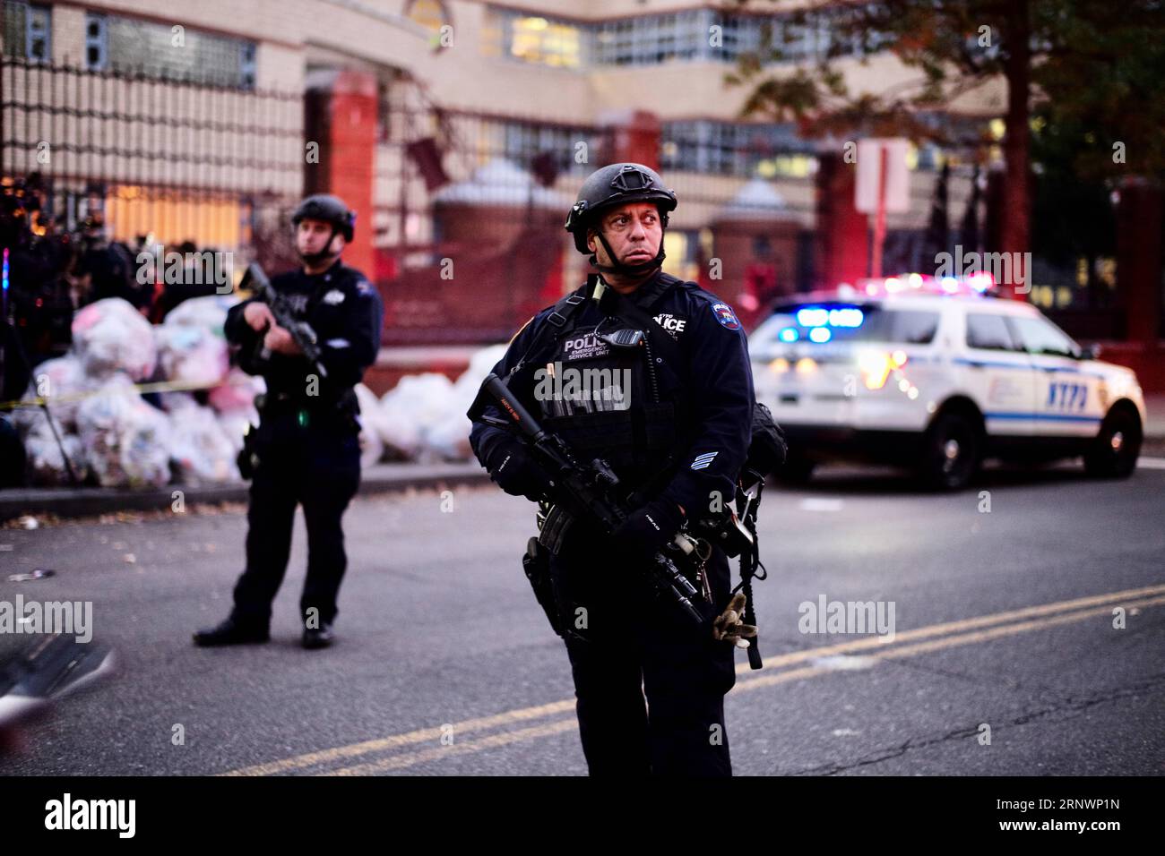 (171227) -- NEW YORK, 27 décembre 2017 -- des policiers montent la garde près du site d'une attaque dans le Lower Manhattan à New York, aux États-Unis, le 31 octobre 2017. Huit personnes ont été tuées et une douzaine d'autres blessées après qu'un camion ait défoncé des piétons près du World Trade Center à New York. Le maire Bill de Blasiothe a déclaré que l'incident était un acte de terreur particulièrement lâche visant des civils innocents. De la frénésie de tir à Las Vegas à l attaque de camions à Manhattan, de l ouragan Harvey au Texas aux feux de forêt californiens, de l évolution du marché boursier haussier à l ecl solaire unique en un siècle Banque D'Images