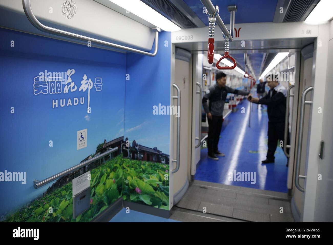 (171228) -- GUANGZHOU, 28 décembre 2017 -- des passagers prennent un train de métro à Guangzhou, capitale de la province du Guangdong du sud de la Chine, 28 décembre 2017. Quatre nouvelles lignes de métro ont ouvert à Guangzhou jeudi. Guangzhou a maintenant 13 lignes de métro en tout, couvrant une longueur totale de 390,6 km.) (Ry) LIGNES DE MÉTRO CHINE-GUANGZHOU (CN) WuxLu PUBLICATIONxNOTxINxCHN Banque D'Images