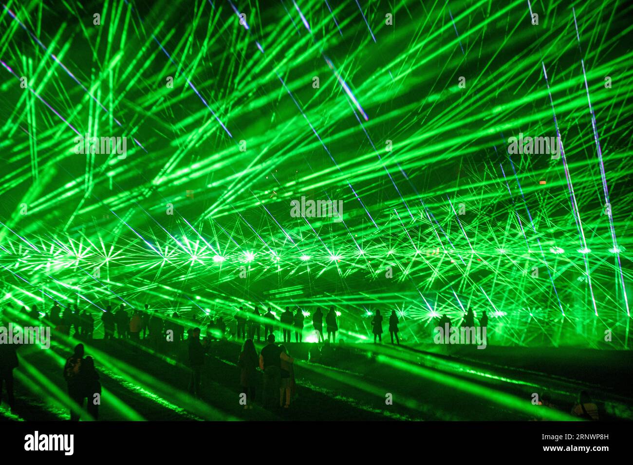 Vilnius, Lituanie. 02 septembre 2023. Les gens regardent un spectacle d'illumination laser lors d'un festival consacré à la capitale lituanienne Vilnius. Le festival de deux jours en l'honneur de la capitale lituanienne Vilnius a lieu chaque année début septembre. Cette année, il est dédié au 700e anniversaire de la ville. Crédit : SOPA Images Limited/Alamy Live News Banque D'Images