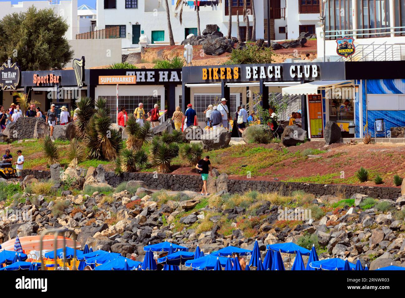 Le Bikers Beach Club bar et d'autres cafés, bars et restaurants en bord de mer, Playa Dorada, Playa Blanca, Lanzarote, îles Canaries, Espagne Banque D'Images