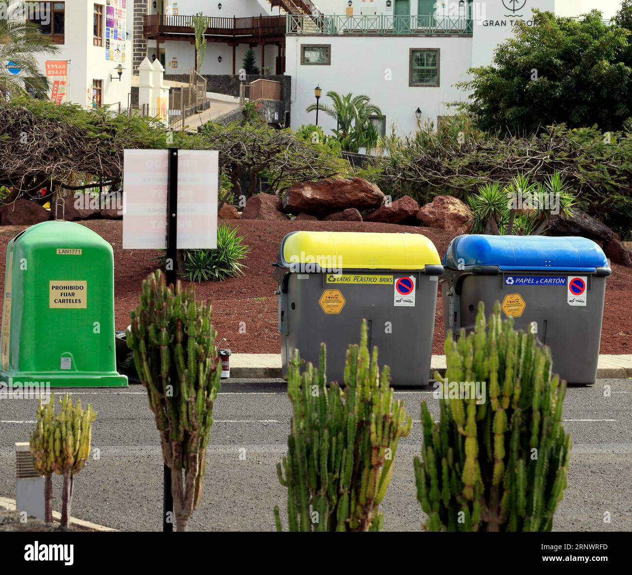 Poubelles colorées et station de recyclage, trottoir , Playa Blanca, Lanzarote, Îles Canaries, Espagne Banque D'Images