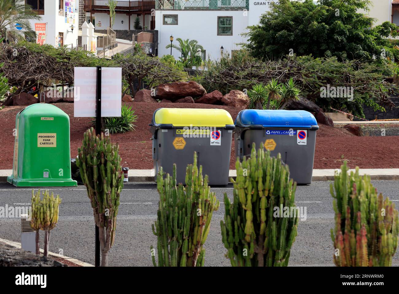 Poubelles colorées et station de recyclage, trottoir , Playa Blanca, Lanzarote, Îles Canaries, Espagne Banque D'Images