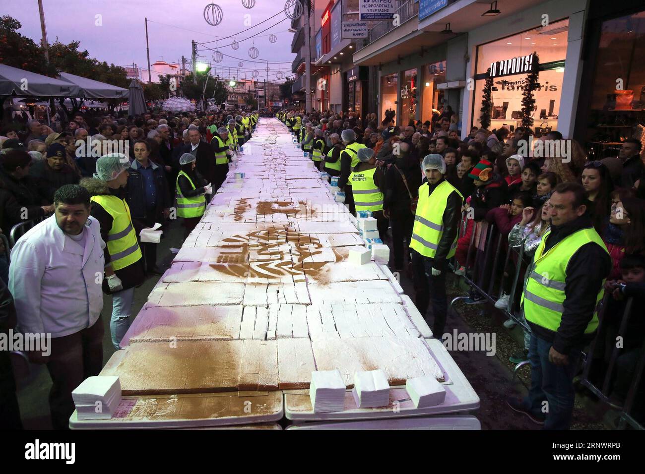 (171230) -- ATHÈNES, 30 décembre 2017 -- le gâteau spécial Vassilopita est exposé dans une rue d'Athènes, en Grèce, le 30 décembre 2017. Les boulangers grecs ont envoyé leurs vœux pour un joyeux 2018 au monde samedi en faisant et en offrant gratuitement aux citoyens d'Athènes un Vassilopita de 2,5 tonnes , le gâteau spécial habituellement servi dans tous les foyers en Grèce après minuit le jour du nouvel an. GRÈCE-ATHÈNES-NOUVEL AN-GÂTEAU MariosxLolos PUBLICATIONxNOTxINxCHN Banque D'Images