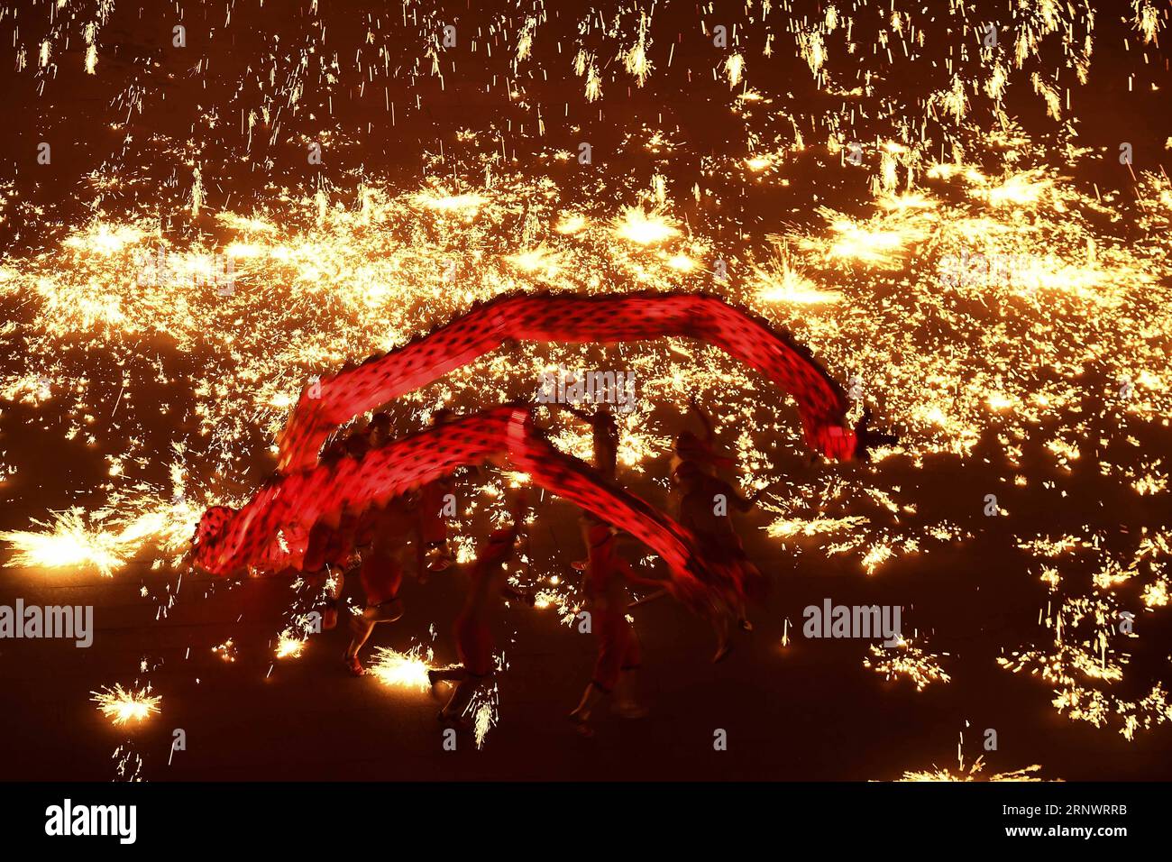 (171231) -- ZAOZHUANG, 31 décembre 2017 -- des gens exécutent une danse de dragon de feu dans une douche de fer fondu étincelant comme des feux d'artifice pour accueillir la nouvelle année dans l'ancienne ville de Taierzhuang à Zaozhuang, dans la province du Shandong de l'est de la Chine, le 30 décembre 2017. )(wsw) CHINA-SHANDONG-NEW YEAR-CELEBRATION (CN) GuoxXulei PUBLICATIONxNOTxINxCHN Banque D'Images