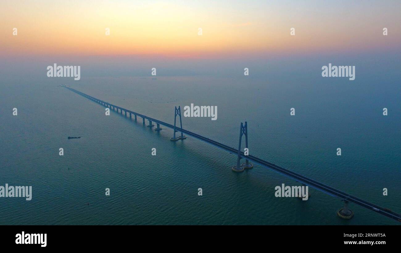 (171231) -- ZHUHAI, 31 décembre 2017 -- une photo aérienne prise le 27 décembre 2017 montre le pont Hong Kong-Zhuhai-Macao à l'aube, dans la province du Guangdong du sud de la Chine. Les travaux majeurs du plus long pont maritime du monde ont été achevés dimanche comme prévu, après que son système d'éclairage ait été installé et testé. Il a fallu six ans de préparation et huit ans pour construire le pont de 55 kilomètres de long reliant Hong Kong, Zhuhai et Macao. Au cours du prochain mois, les ingénieurs et les constructeurs testeront la coordination des divers systèmes et équipements du pont, et procéderont aux travaux d inspection et de nettoyage. Le pont sera sla Banque D'Images