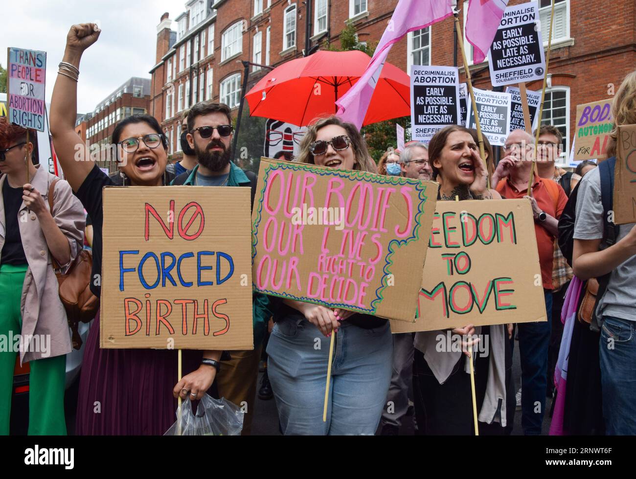 Londres, Royaume-Uni. 02 septembre 2023. Les manifestants brandissent des pancartes pro-choix pendant la manifestation à Westminster. Les manifestants pro-choix ont organisé une contre-manifestation alors que la Marche annuelle anti-avortement pour la vie a eu lieu à Westminster. (Photo de Vuk Valcic/SOPA Images/Sipa USA) crédit : SIPA USA/Alamy Live News Banque D'Images