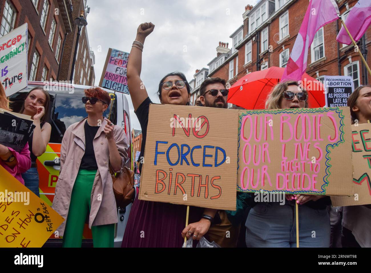 Londres, Royaume-Uni. 02 septembre 2023. Un manifestant pro-choix tient une pancarte qui dit "pas de naissances forcées" pendant la manifestation à Westminster. Les manifestants pro-choix ont organisé une contre-manifestation alors que la Marche annuelle anti-avortement pour la vie a eu lieu à Westminster. (Photo de Vuk Valcic/SOPA Images/Sipa USA) crédit : SIPA USA/Alamy Live News Banque D'Images