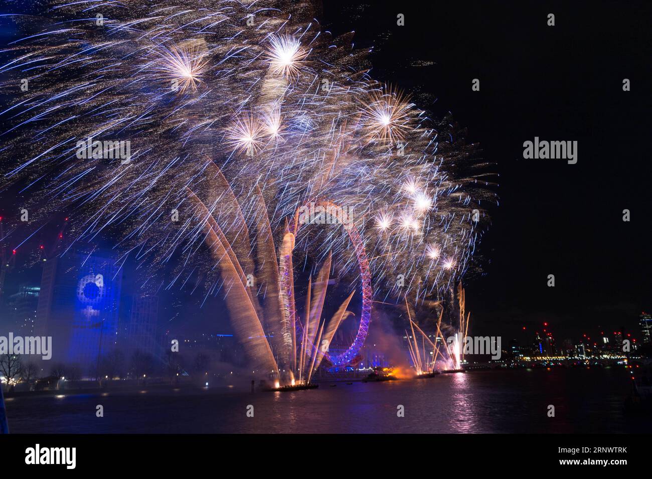 (180101) -- LONDRES, 1 janvier 2018 -- des feux d'artifice explosent au-dessus du London Eye lors des célébrations du nouvel an à Londres, Grande-Bretagne, le 1 janvier 2018.) (gj) GRANDE-BRETAGNE-LONDRES-NOUVEL AN-FEUX D'ARTIFICE RayxTang PUBLICATIONxNOTxINxCHN Banque D'Images