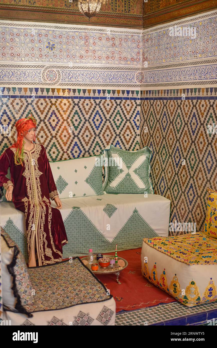 Marrakech, Maroc 8 février 2023 un mannequin habillé en robe traditionnelle au Musée des