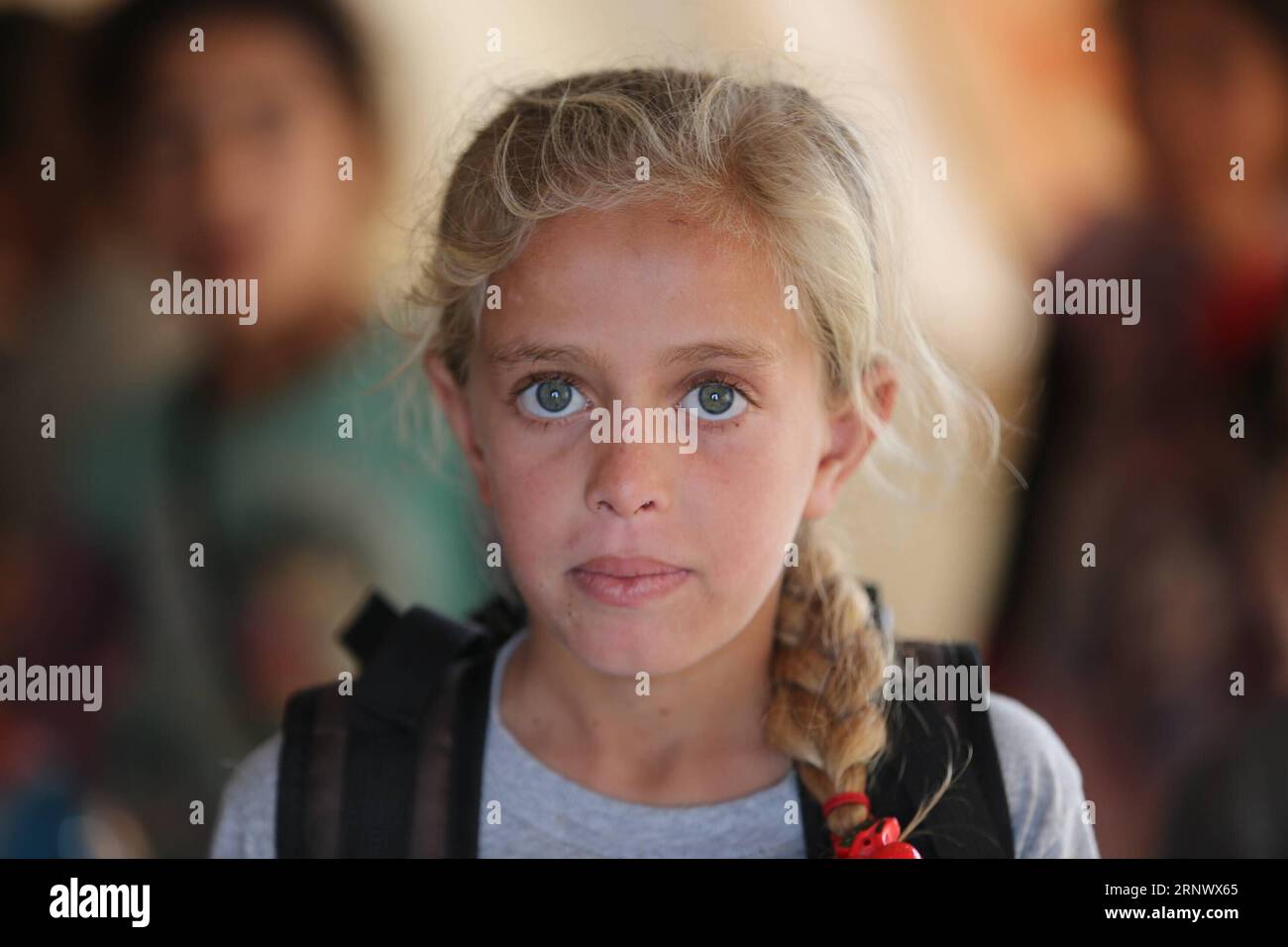 (180103) -- CAMP DE KHAZIR (IRAK), 3 janvier 2018 -- Une fille est photographiée en classe dans une école du camp de Khazir, à environ 50 kilomètres à l'est de Mossoul, Irak, le 3 janvier 2018. Près de six mois après la libération de Mossoul, plus de 3 000 civils déplacés vivent toujours dans le camp de Khazir. En raison des énormes dégâts que Mossoul a subis pendant les combats entre l'armée irakienne et les militants de l'État islamique, le lent processus de reconstruction fait du retour au pays un rêve pour ces civils. IRAK-MOSSOUL-KHAZIR CAMP-VIE QUOTIDIENNE KHALILXDAWOOD PUBLICATIONXNOTXINXCHN Banque D'Images