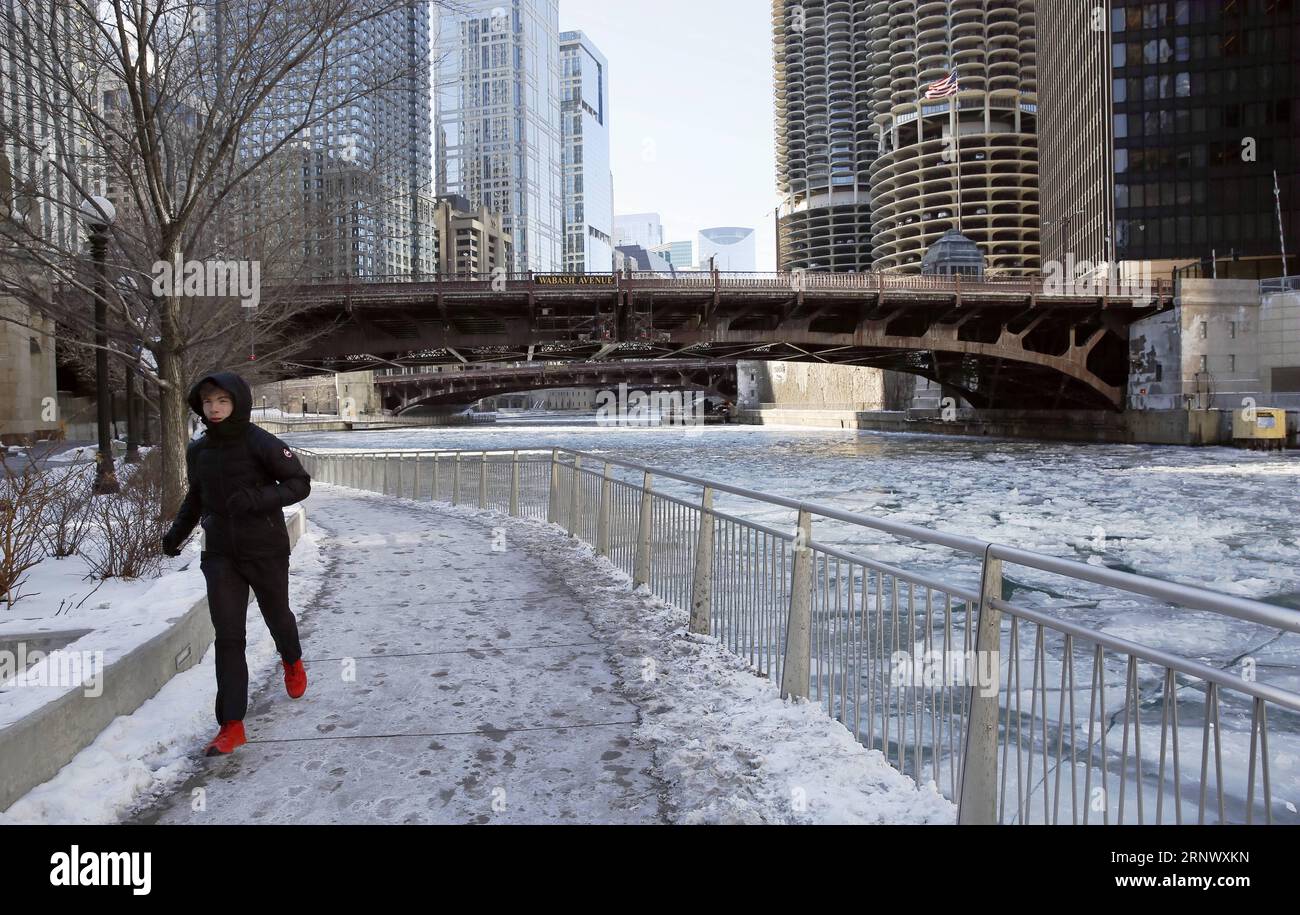 (180104) -- CHICAGO, 4 janvier 2018 -- Un homme court le long de la rivière Frozen Chicago dans le centre-ville de Chicago, États-Unis, 4 janvier 2018. Après avoir embrassé la journée la plus froide de cet hiver le jour du nouvel an, Chicago a continué à rester dans le froid et le froid. La tempête hivernale qui frappe la côte est des États-Unis entraîne plus de 200 annulations de vols à Chicago jeudi matin. La plupart des vols annulés ont des destinations sur la côte est, a déclaré un communiqué du département de l'aviation.) U.S.-CHICAGO-RHUME GRAVE WangxPing PUBLICATIONxNOTxINxCHN Banque D'Images