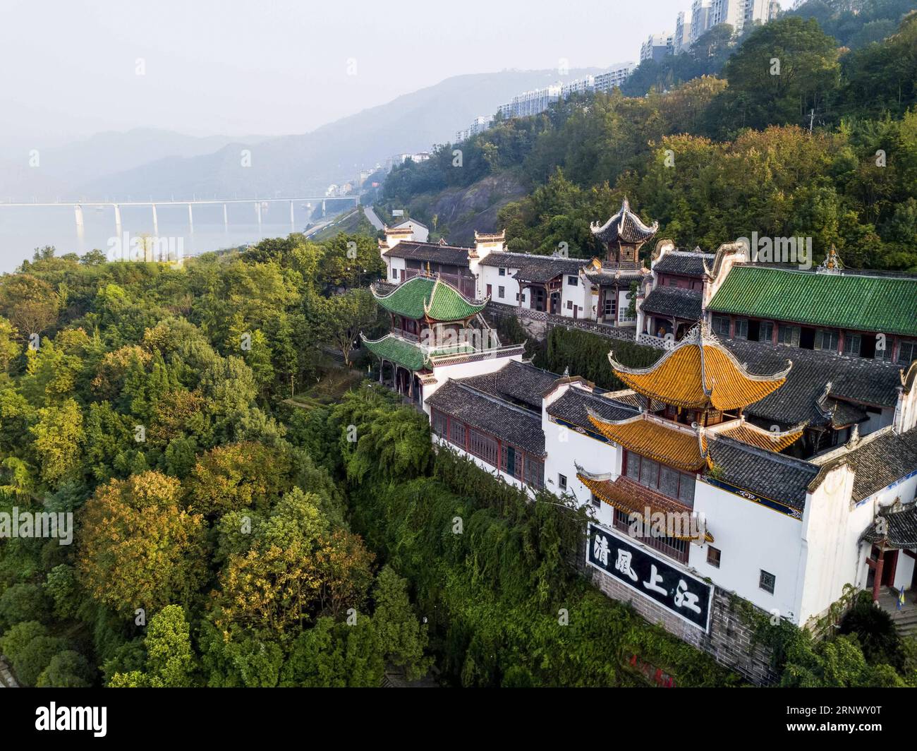 (180105) -- PÉKIN, 5 janvier 2018 -- une photo aérienne prise le 7 novembre 2017 montre le temple Zhang FEI dans le comté de Yunyang de la municipalité de Chongqing, au sud-ouest de la Chine. Les photographes de l'agence de presse Xinhua vous ont montré des sites historiques à travers le pays avec des drones. )(mcg) CHINE-SITE HISTORIQUE-PHOTO AÉRIENNE (CN) LiuxChan PUBLICATIONxNOTxINxCHN Banque D'Images