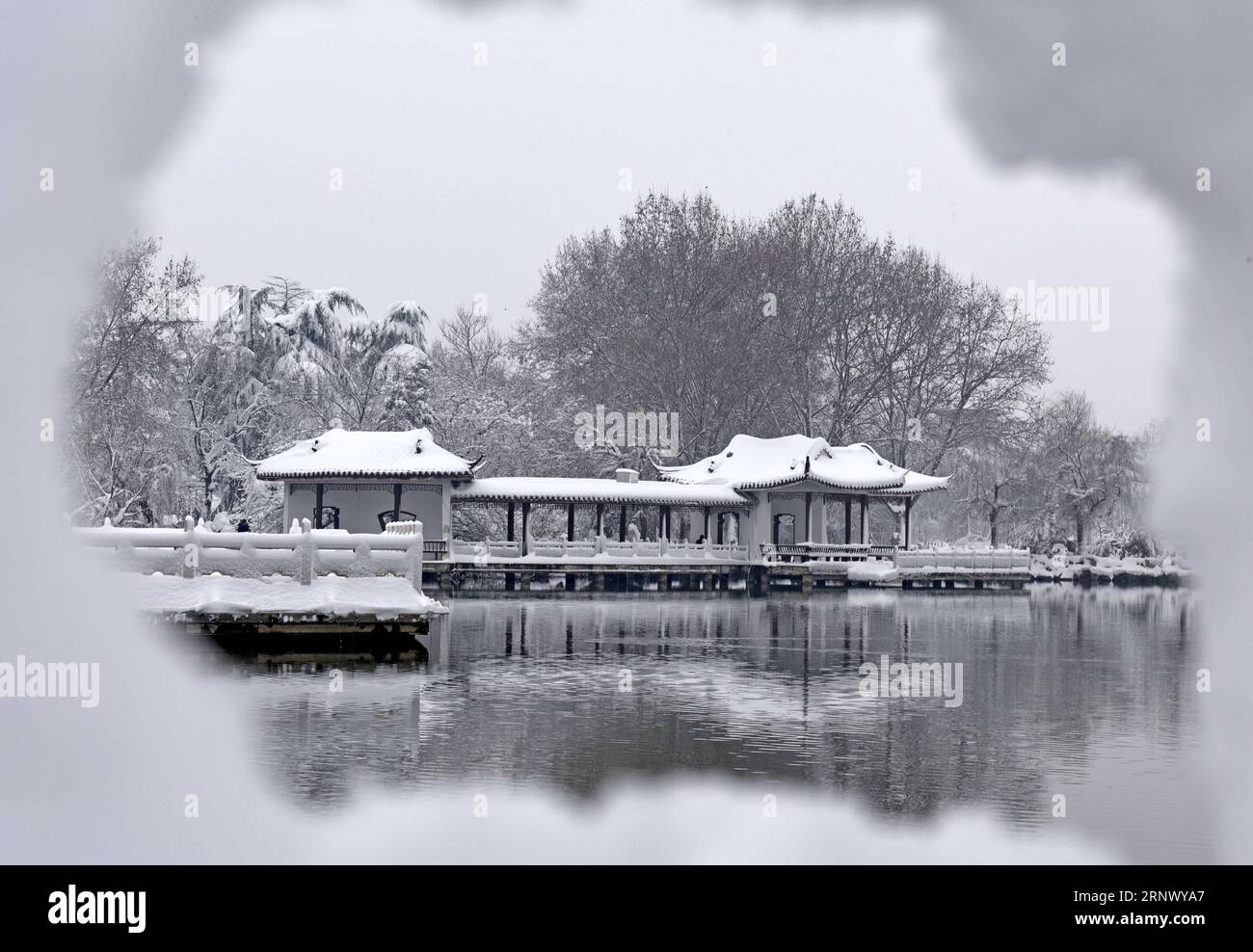 (180105) -- HUAINAN, 5 janvier 2018 -- la neige recouvre le parc Longhu dans la ville de Huainan, province de l Anhui dans l est de la Chine, le 5 janvier 2018, à l occasion de Xiaohan (moins froid), le 23e des 24 termes solaires. (Gxn) CHINA-SNOWFALL (CN) ChenxBin PUBLICATIONxNOTxINxCHN Banque D'Images