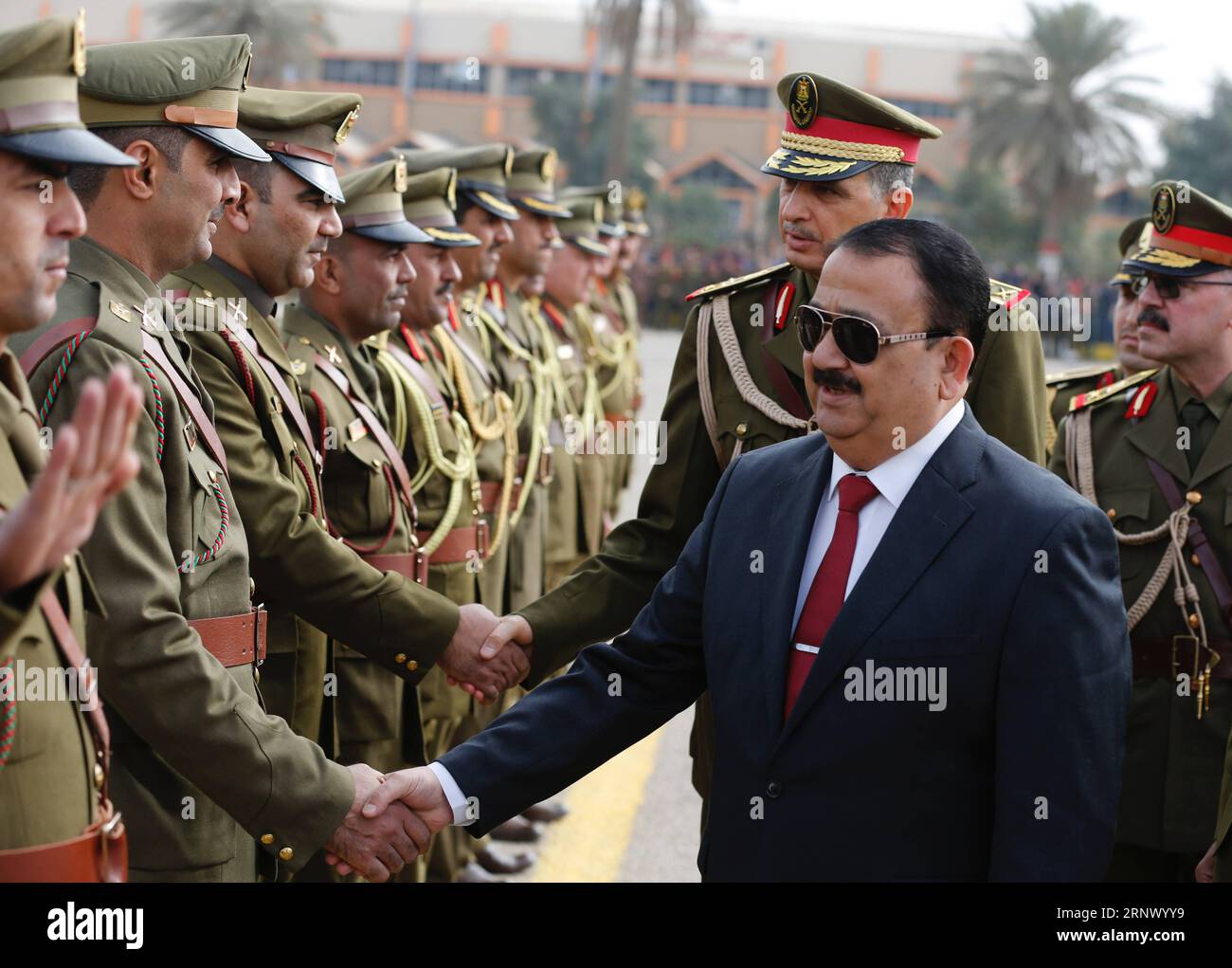 (180106) -- BAGDAD, 6 janvier 2018 -- le ministre irakien de la Défense Erfan al-Hiyali (à droite, devant) serre la main d'étudiants de l'Académie militaire irakienne lors d'un défilé militaire à Bagdad, Irak, le 6 janvier 2018. Un défilé militaire est organisé à l'Académie militaire irakienne pour célébrer le 97e anniversaire de la Journée de l'armée irakienne. IRAQ-BAGDAD-ARMY DAY-PARADE KhalilxDawood PUBLICATIONxNOTxINxCHN Banque D'Images