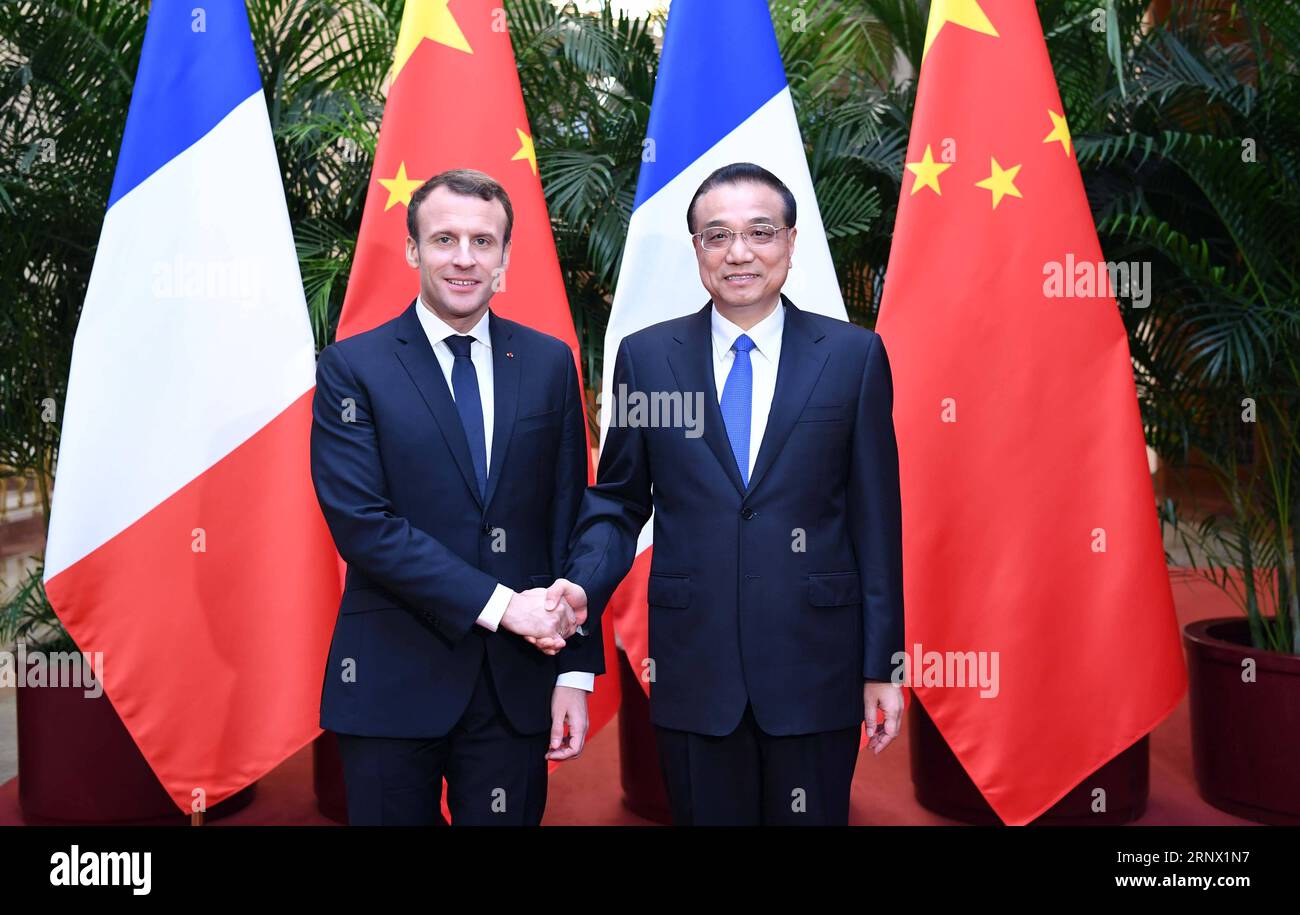 (180109) -- PÉKIN, le 9 janvier 2018 -- le premier ministre chinois Li Keqiang (R) rencontre le président français Emmanuel Macron en visite à Pékin, capitale de la Chine, le 9 janvier 2018.) (zkr) CHINA-BEIJING-LI KEQIANG-FANCE-MACRON-MEETING (CN) ZhangxDuo PUBLICATIONxNOTxINxCHN Banque D'Images