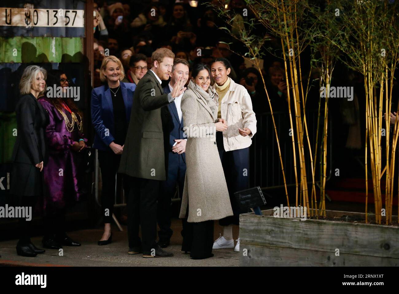 (180109) -- LONDRES, 9 janvier 2018 -- le Prince Harry (4e R) et Meghan Markle (2e R) arrivent pour une visite à Reprezent radio à Pop Brixton à Londres, Grande-Bretagne, le 9 janvier 2018. Le prince Harry et Meghan Markle se marieront lors d'une cérémonie au château de Windsor le 19 mai. BRITAIN-LONDRES-PRINCE HARRY-MEGHAN MARKLE-REPREZENT RADIO-VISIT TIMXIRELAND PUBLICATIONXNOTXINXCHN Banque D'Images
