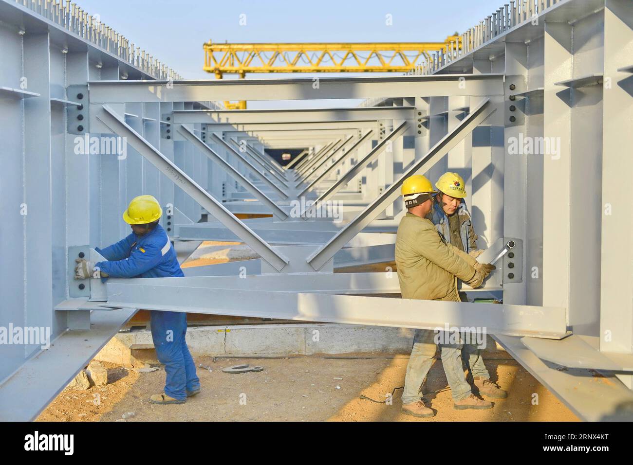(180112) -- SHIJIAZHUANG, 12 janvier 2018 -- des ouvriers travaillent sur un chantier de construction de l'autoroute de montagne Taihang dans la province du Hebei, dans le nord de la Chine, le 12 janvier 2018. La route de 680 km reliant Mentougou de Pékin et Linzhou, dans la province du Henan du centre de la Chine, devrait être achevée en 2018. ) (zkr) CHINA-HEBEI-EXPRESSWAY-CONSTRUCTION (CN) ZhuxXudong PUBLICATIONxNOTxINxCHN Banque D'Images