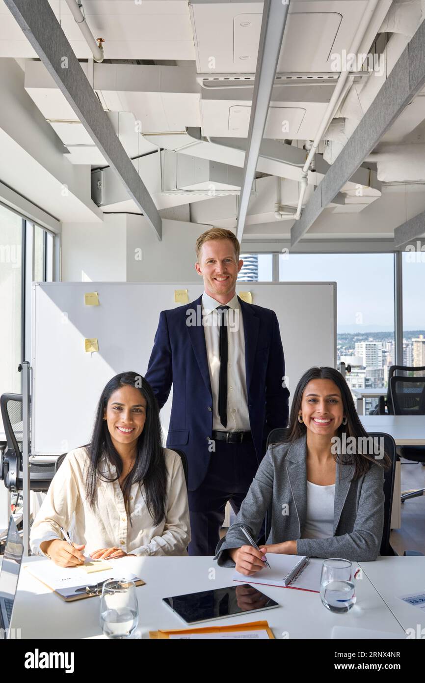 Heureux gens d'affaires d'équipe diverse à la réunion de bureau. Portrait vertical Banque D'Images