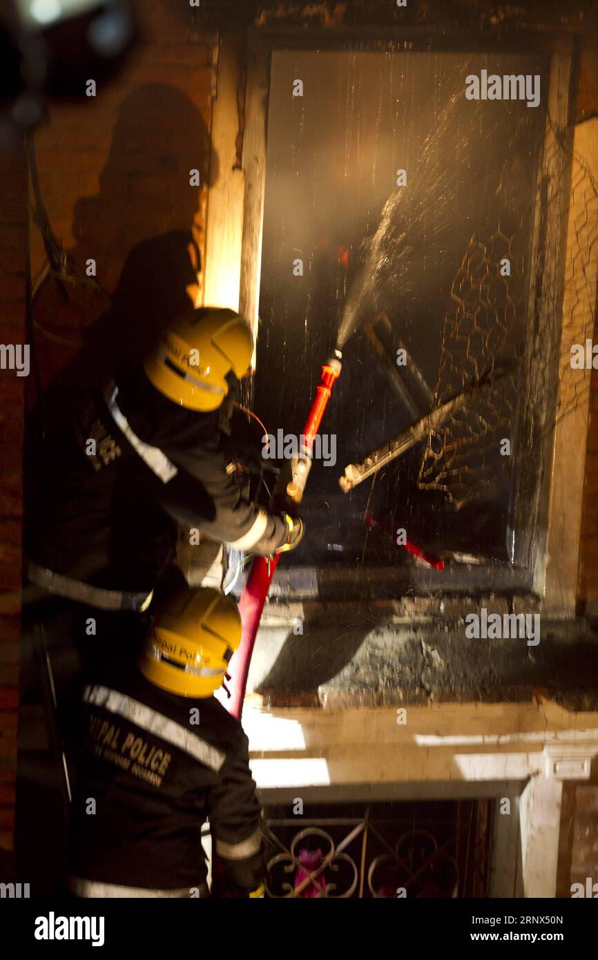 (180113) -- KATMANDOU, 13 janvier 2018 -- des pompiers de la police népalaise, de la police armée et de l'armée népalaise travaillent à éteindre un incendie pris sur une maison dans les locaux de Swayambhunath Stupa, un site du patrimoine mondial de l'UNESCO à Katmandou, capitale du Népal, le 12 janvier 2018.) (Whw) NÉPAL-KATMANDOU-SITE DU PATRIMOINE MONDIAL-SWAYAMBHUNATH STUPA-FIRE pratapxthapa PUBLICATIONxNOTxINxCHN Banque D'Images