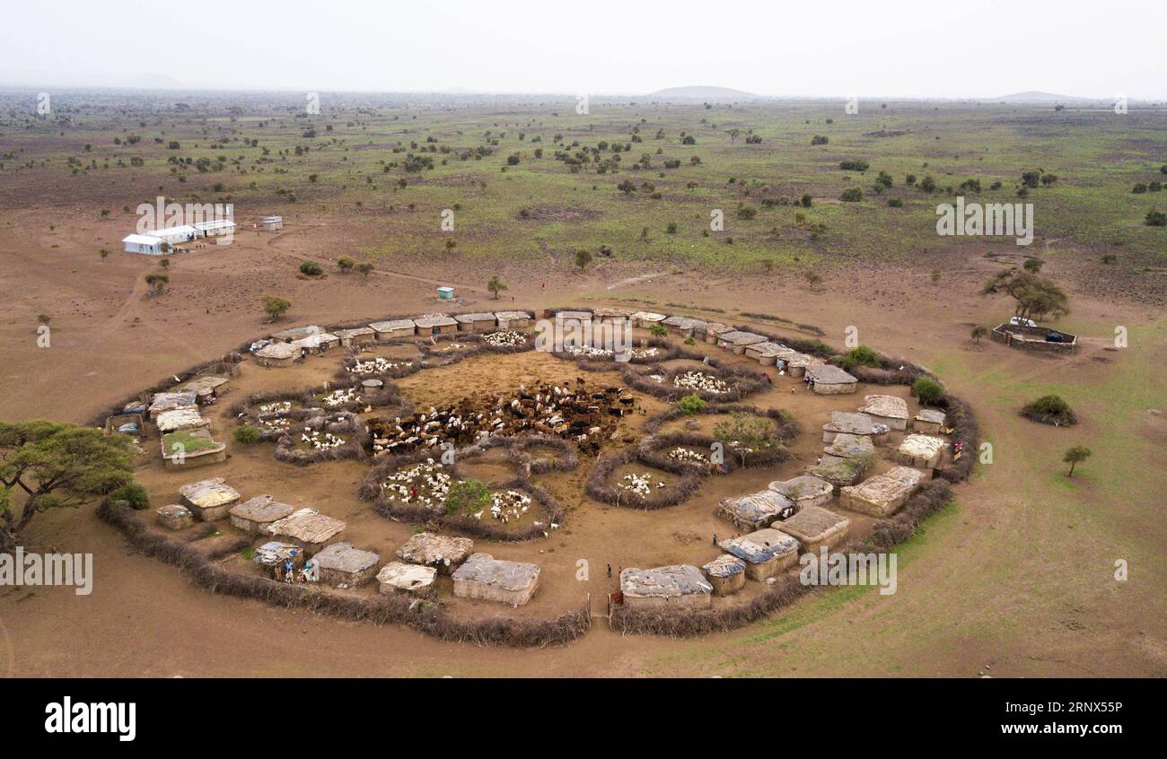 (180113) -- NAIROBI, 13 janvier 2018 -- une photo prise le 11 janvier 2018 montre une vue aérienne d'un village Masaï dans le parc national d'Amboseli, au Kenya.) (nxl) KENYA-MASAI VILLAGE-LIFE LyuxShuai PUBLICATIONxNOTxINxCHN Banque D'Images