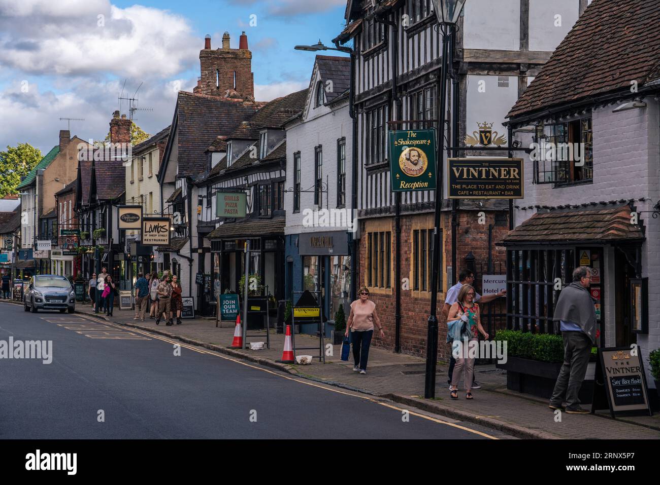 Vue de Sheep Street une célèbre rue historique qui est connue pour ses pubs, restaurants et boutiques britanniques traditionnels le 24 septembre 2021 à Stratford-Up Banque D'Images