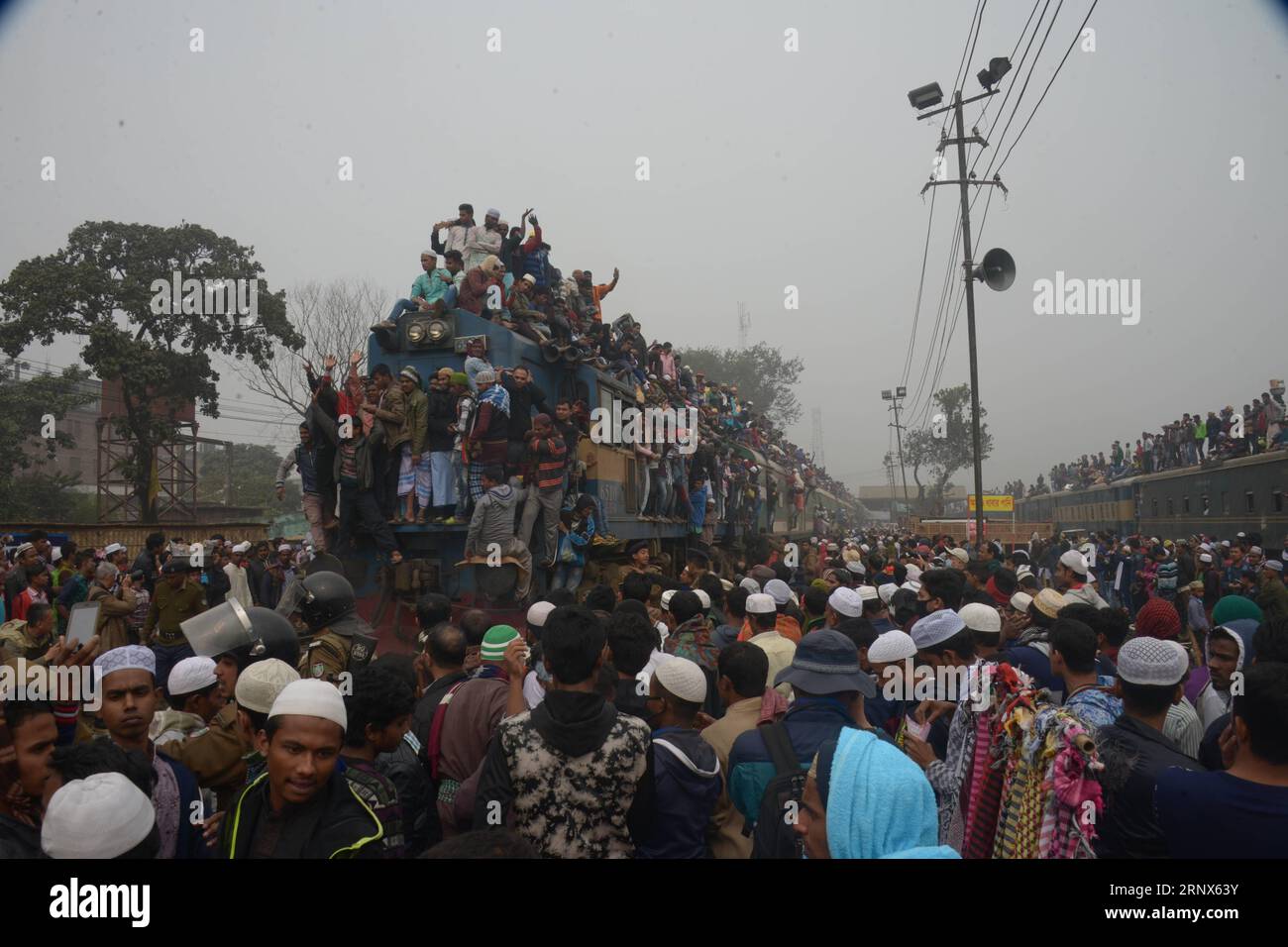 (180114) -- DHAKA, 14 janvier 2018 -- des dévots se bousculent dans un train surpeuplé après avoir rejoint la prière finale lors de la première phase de trois jours de congrégation musulmane à Tongi, à la périphérie de Dhaka, la capitale du Bangladesh, le 14 janvier 2018. La deuxième plus grande congrégation musulmane annuelle au monde, qui a duré trois jours, s est terminée dimanche après-midi sur la rive du fleuve Turag à Tongi, à environ 25 km au nord de Dhaka, la capitale bangladaise. (srb) BANGLADESH-DHAKA-MUSLIM CONGREGATION SALIMXREZA PUBLICATIONxNOTxINxCHN Banque D'Images