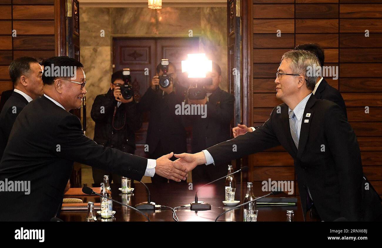 (180115) -- SÉOUL, 15 janvier 2018 -- Lee Woo-sung (front, D), chef de la délégation sud-coréenne, serre la main de Kwon Hook Bong (front, L), chef de la délégation de la République populaire démocratique de Corée (RPDC), au village de Panmunjom, le 15 janvier 2018. (gj) CORÉE DU SUD-RPDC-TALKS-WINTER OLYMPICS yaoxqilin PUBLICATIONxNOTxINxCHN Banque D'Images
