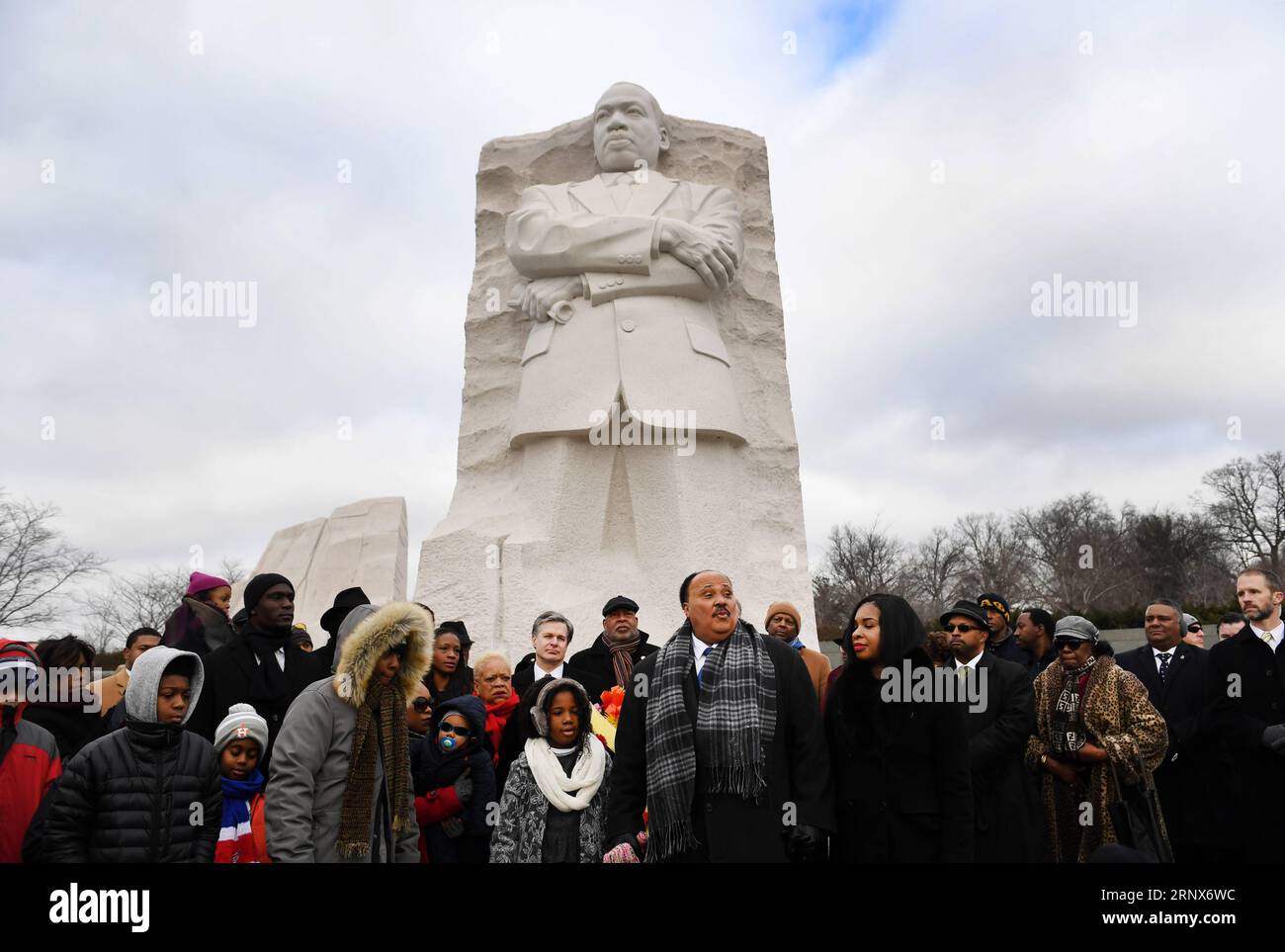 (180115) -- WASHINGTON, 15 janvier 2018 -- Martin Luther King III (C), fils de Martin Luther King Jr., parle devant Martin Luther King Jr Mémorial à Washington D.C., États-Unis, 15 janvier 2018. Diverses activités sont organisées le troisième lundi de janvier de chaque année à travers les États-Unis pour honorer le leader des droits civiques Martin Luther King Jr., né le 15 janvier 1929 et assassiné en 1968. ÉTATS-UNIS-WASHINGTON D.C.-MARTIN LUTHER KING-COMMÉMORATION YINXBOGU PUBLICATIONXNOTXINXCHN Banque D'Images