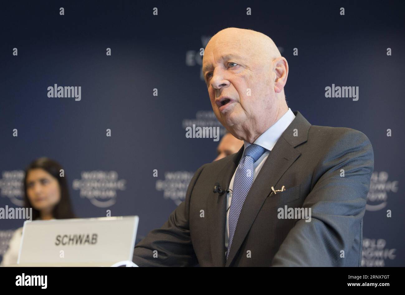 (180116) -- GENÈVE, 16 janvier 2018 -- Klaus Schwab, fondateur et directeur général du Forum économique mondial (FEM), prend la parole lors d'une conférence de presse à Genève, Suisse, le 16 janvier 2018. Quelque 70 chefs d État et de gouvernement et 38 chefs d organisations internationales débattront de la création d un avenir commun dans un monde fracturé - le thème du Forum économique mondial de cette année à Davos du 23 au 26 janvier. ) SUISSE-GENÈVE-MONDE FORUM ÉCONOMIQUE-CONFÉRENCE DE PRESSE XUXJINQUAN PUBLICATIONXNOTXINXCHN Banque D'Images