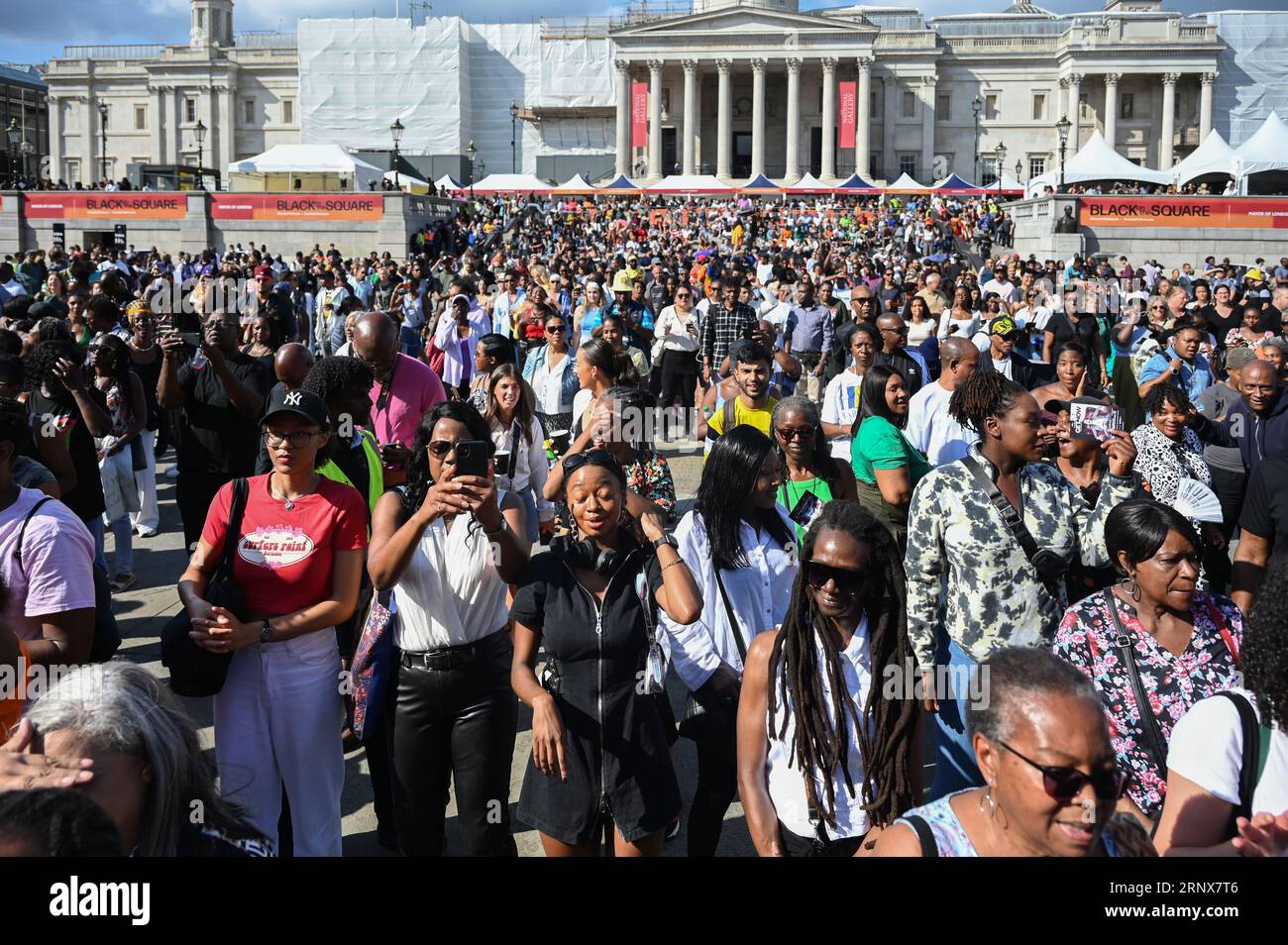 Trafalgar Square, Londres, Royaume-Uni. 2 septembre 2023. Des milliers de foules fantastiques apprécient la musique et la danse sur la place. Une toute nouvelle célébration gratuite de la culture et de la créativité noires avec musique, paroles parlées et danse à Black on the Square, présentée par le maire de Londres, Sadiq Khan. Crédit : Voir Li/Picture Capital/Alamy Live News Banque D'Images