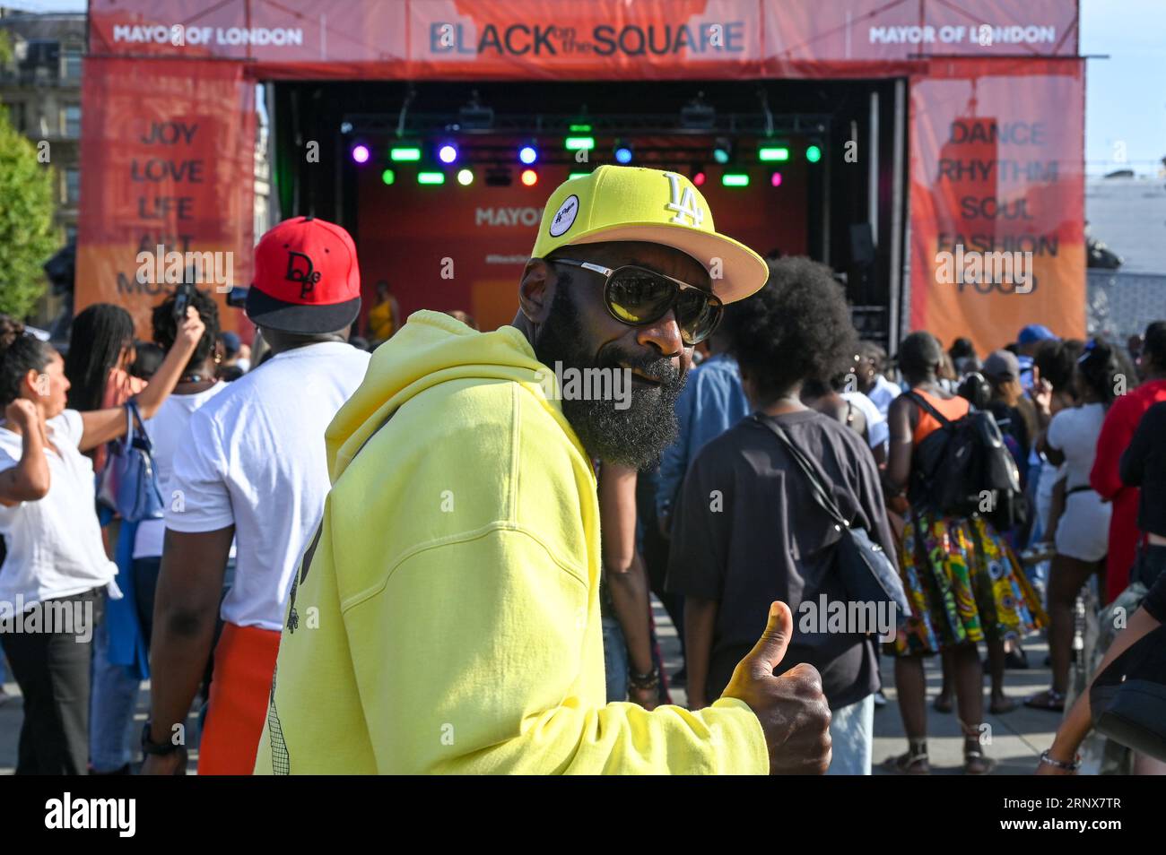 Trafalgar Square, Londres, Royaume-Uni. 2 septembre 2023. Des milliers de foules fantastiques apprécient la musique et la danse sur la place. Une toute nouvelle célébration gratuite de la culture et de la créativité noires avec musique, paroles parlées et danse à Black on the Square, présentée par le maire de Londres, Sadiq Khan. Crédit : Voir Li/Picture Capital/Alamy Live News Banque D'Images